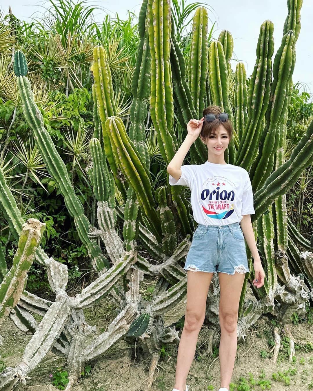 AIのインスタグラム：「サボテン畑🌵✨ ＊ ＊ 観光客感出してみたOrion Tシャツが意外と好評だった🤭💙  #沖縄 #GW #沖縄旅行 #南城市 #サボテン #サボテン畑 #orion #オリオンtシャツ #oriontシャツ」