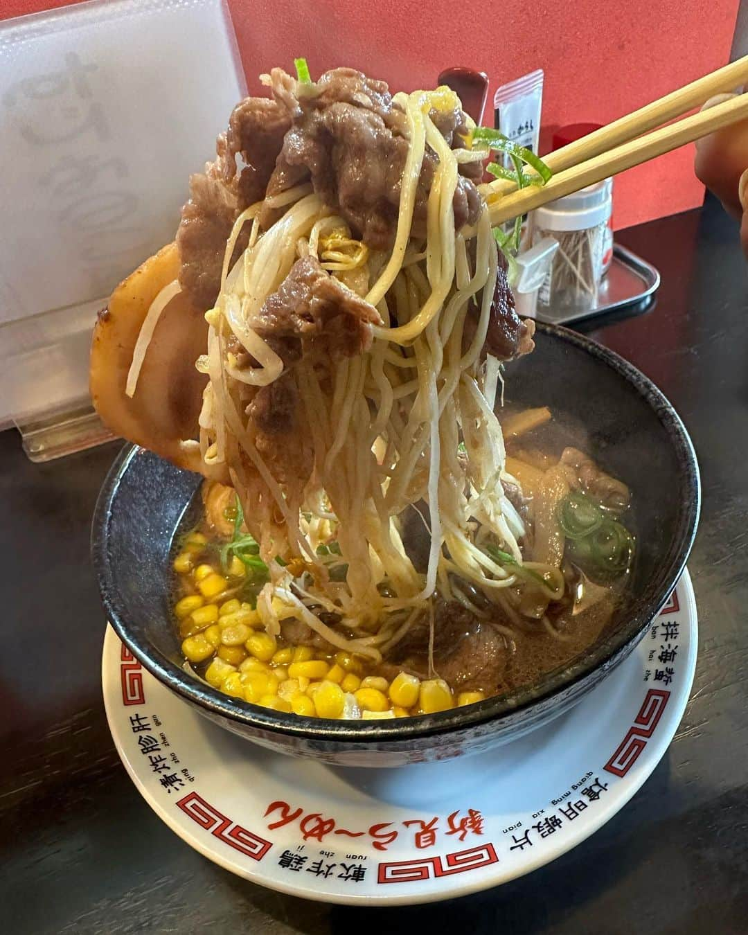 HIROさんのインスタグラム写真 - (HIROInstagram)「新見スペシャルラーメン🍜🥰🥰🥰  美味かった🤩濃い思ったらあっさりで猪チャーシュー美味美味🥳🥳🥳  店名 新見ら～めん いぶき  住所 岡山県新見市新見710   営業時間 11:00～21:00  電話番号 0867-72-3665  定休日 火曜日（祝日の場合は翌日）  駐車場 １５台  #岡山県 #新見市 #新見スペシャルラーメン #ラーメン #新見ラーメンいぶき #美味い #車中泊の旅」5月20日 14時08分 - hiro19770420