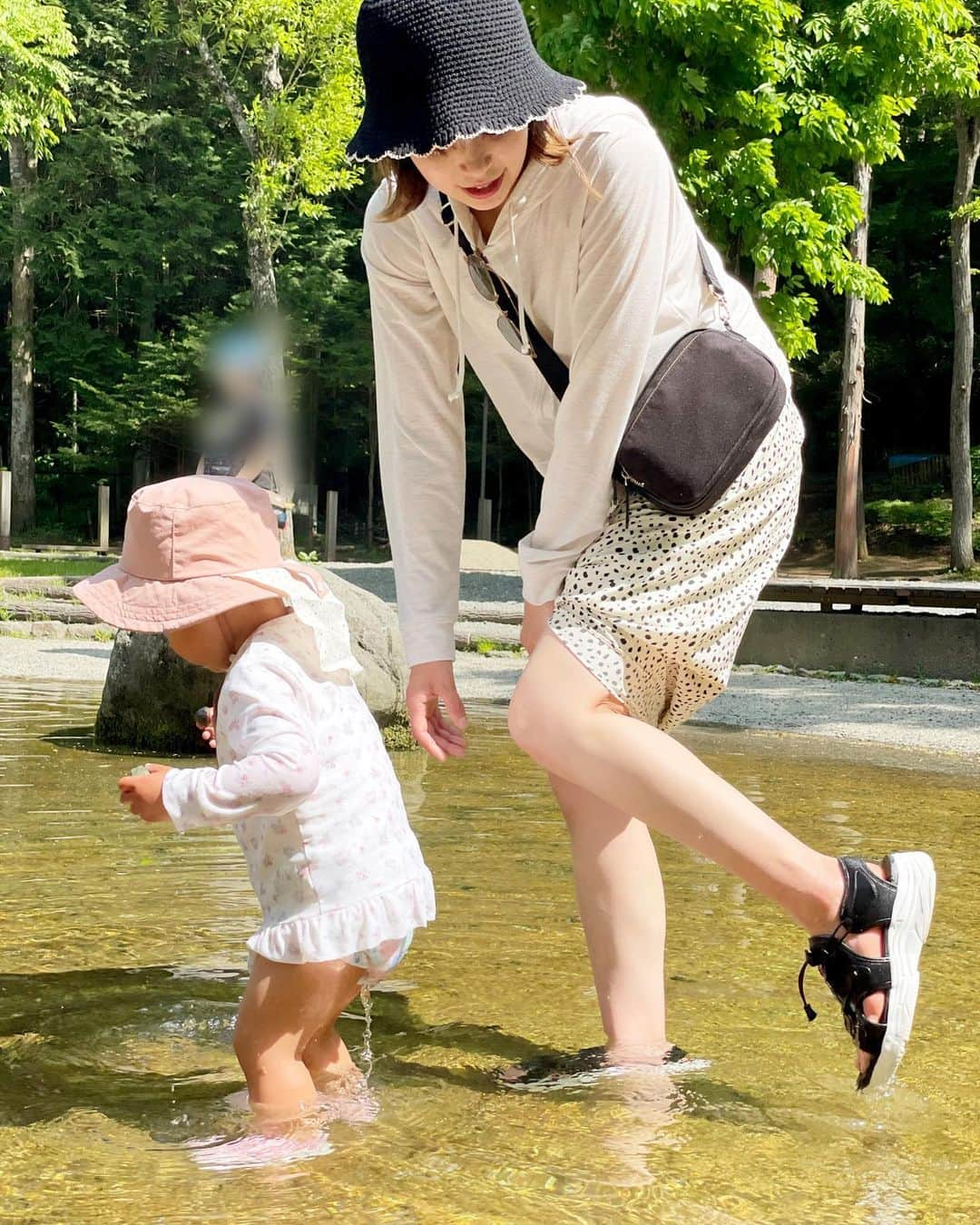 池田彩のインスタグラム：「この前の夏日にお出かけ🚗🗻 気温30℃超えやったけど、川の水は氷水か思うくらい冷たすぎた🧊🤣  #富士山  #川 #クロワッサン #pizza  #brandnewdaycoffee #2歳児ママ」