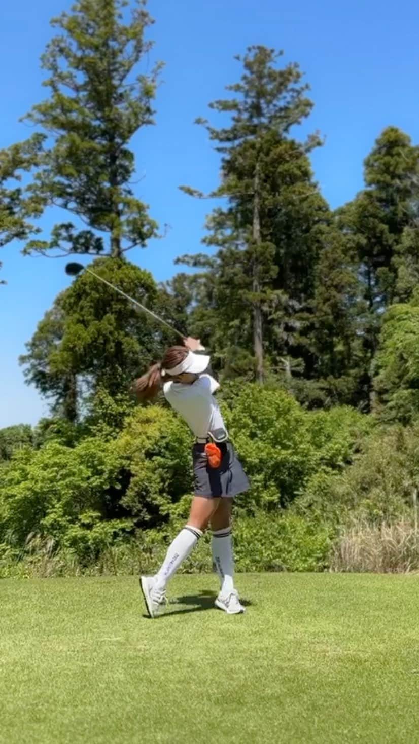 坪井ミサトのインスタグラム：「先日のゴルフ⛳️  お天気良くて気持ちよかった☀️  最近フォームを綺麗にしたくて スイングを変えたら左右にブレるブレる😅 ゴルフあるあるですよね🥹  今は耐えどき！コツコツ頑張ります😮‍💨  スポーティーで可愛いウェアは @zerohalliburton 🤍  #golf #golfgirl #ゴルフ #ゴルフ女子 #zerohalliburtongolf #golfwear #ゴルフウェア #ゴルフコーデ #sport #fitness #workout」