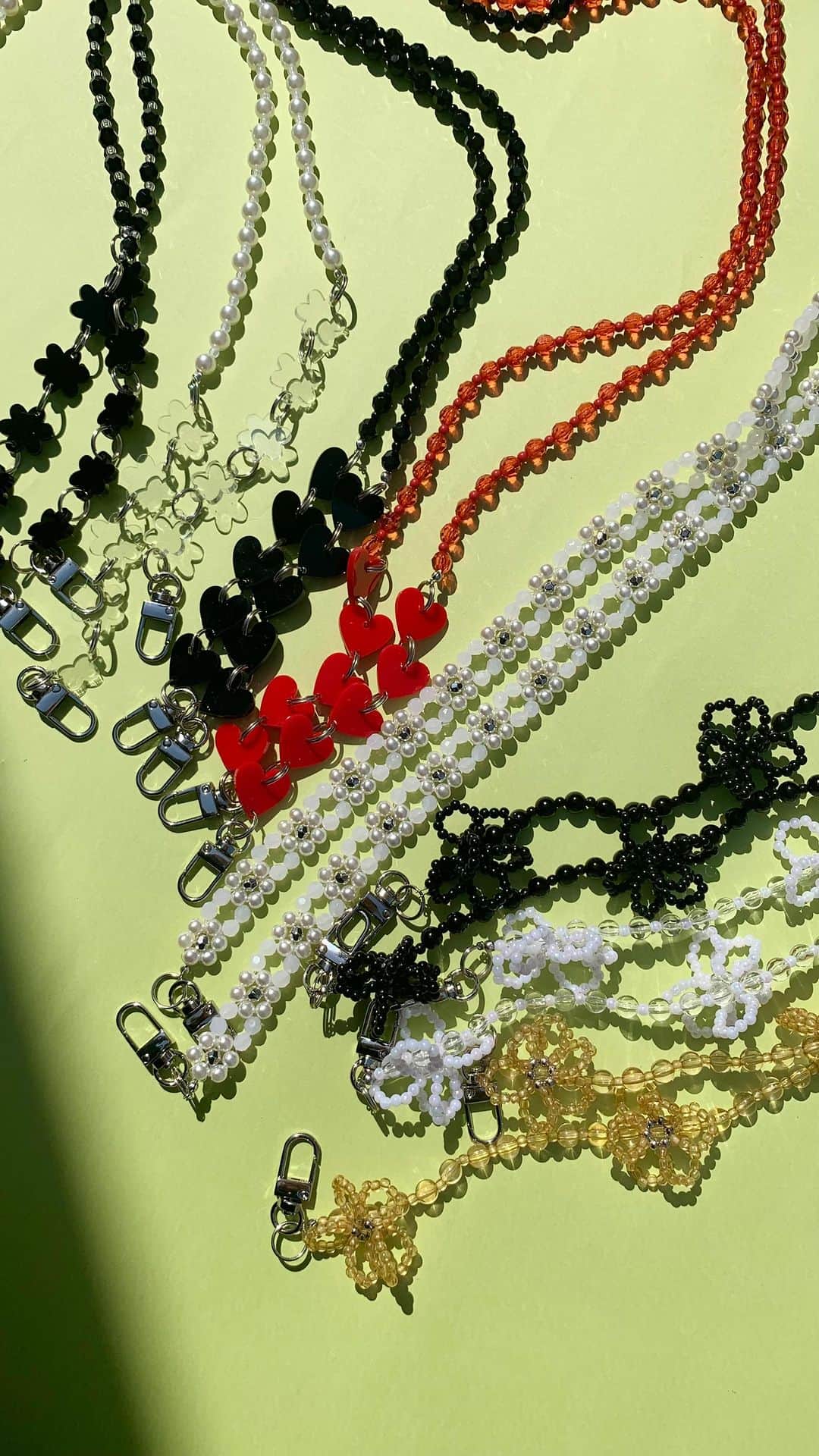 CASSELINIのインスタグラム：「💠2023SS NEW ARRIVAL💠 ⁡ mobile strap🪢 ⁡ beads mobile strap grey/silver/white/yellow 3,300yen (inc. tax) ⁡ fake pearl mobile strap black/beige/clear/white/silver 3,850yen (inc. tax) ⁡ Acryl heart flower mobile shoulder black/red/clear/white ⁡ 🛒ONLINE SHOP TOPページリンクよりご覧いただけます。 🛒原宿店 渋谷区神宮前5-27-8 03-3400-5584 12:00〜19:00 商品の在庫などのご質問はこちらまで🌷 @casselini_shop ⁡ #Casselini #23ss #brandnewmind #iPhone #heart #mobilestrap #newarrival #springsummer #restock」