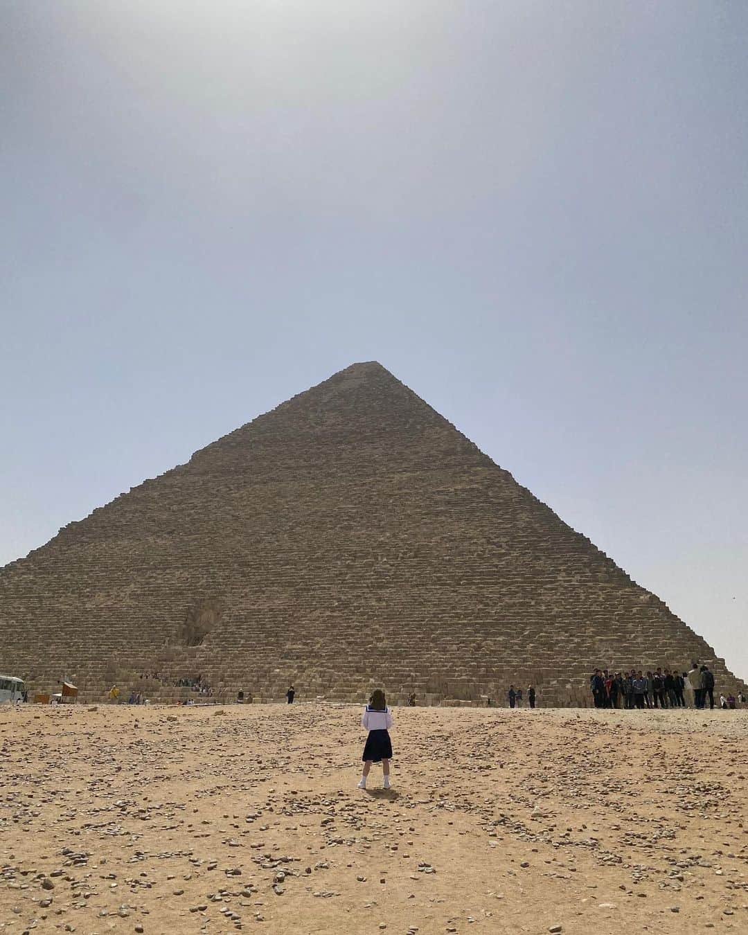イモトアヤコのインスタグラム：「・ 約15年ぶりピラミッド  近づくほどにその大きさにたまげます  #イッテq#エジプト#イモトワールドツアー 5/21」