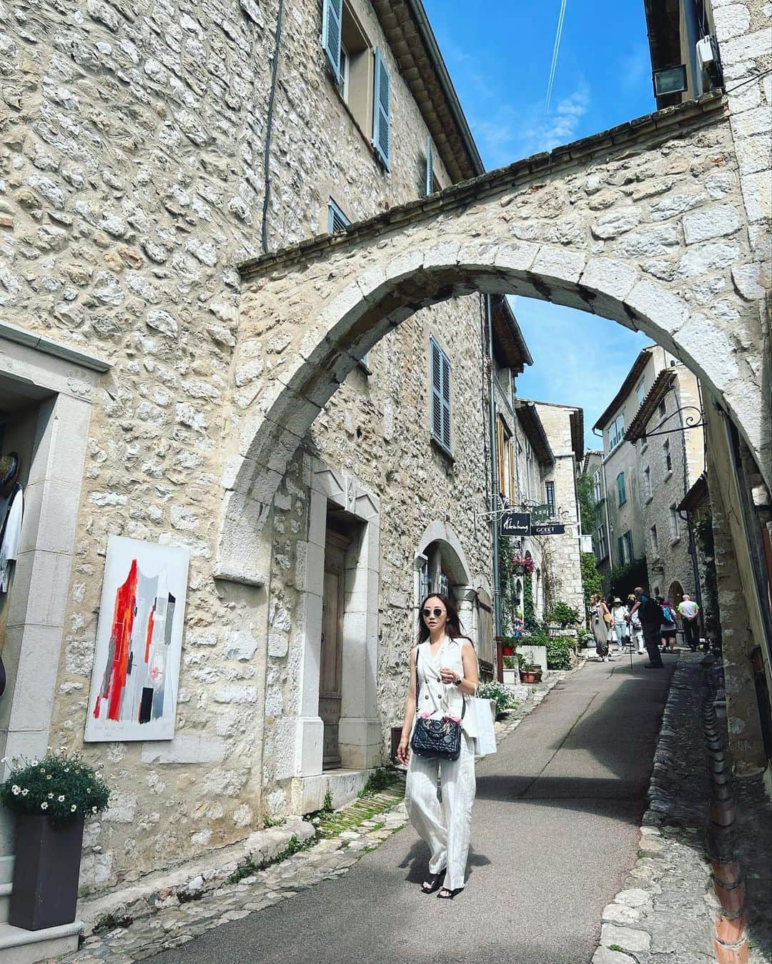 神崎恵のインスタグラム：「・ 最終日に30分ほどお散歩をする時間があり、SAINT-PAUL DE VENCEを歩きました。 クリスチャン・ディオールの友人でもあったピカソをはじめ、ラウル・デュフィ、シ ャガール、ミロなど、多くの画家、俳優、作家などが定住していた芸術の街。 アートと鮮やかな花々が溢れる美しい街。 息子たちとこの景色、体感したいなぁ。 この足で帰路についたのですが、 帰国しその夜は、サーモンムニエル、グリルチキン、おでんを作りました。(息子たちのリクエストをきいたらこうなりました。おでんはわたし) 翌日からは仕事もしっかり始まり、 通常運転開始。 おでん、沁みた🍢」