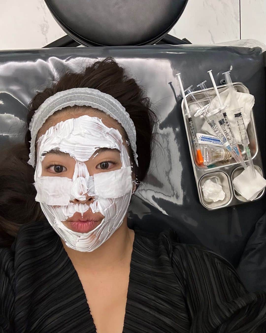 のインスタグラム：「🇰🇷 韓国 肌管理速報 🇰🇷  ・A+レーザー ・ポテンツァ ・水光注射 ・リジュラン ・ヴィオレット  全てシャインビームにて😇 今麻酔クリーム中で暇なので記念に笑 肌荒れ、綺麗になると良いなぁ。  痛みの感想は後ほど、施術結果は1週間後かな？before afterできたらいいよね。  ここは3万円から免税してくれるよ！ 先生達とても丁寧で、やらなくていい施術はハッキリ教えてくれて安心。日本語もとても流暢でした！  🏥 @shinebeam_gangnam」