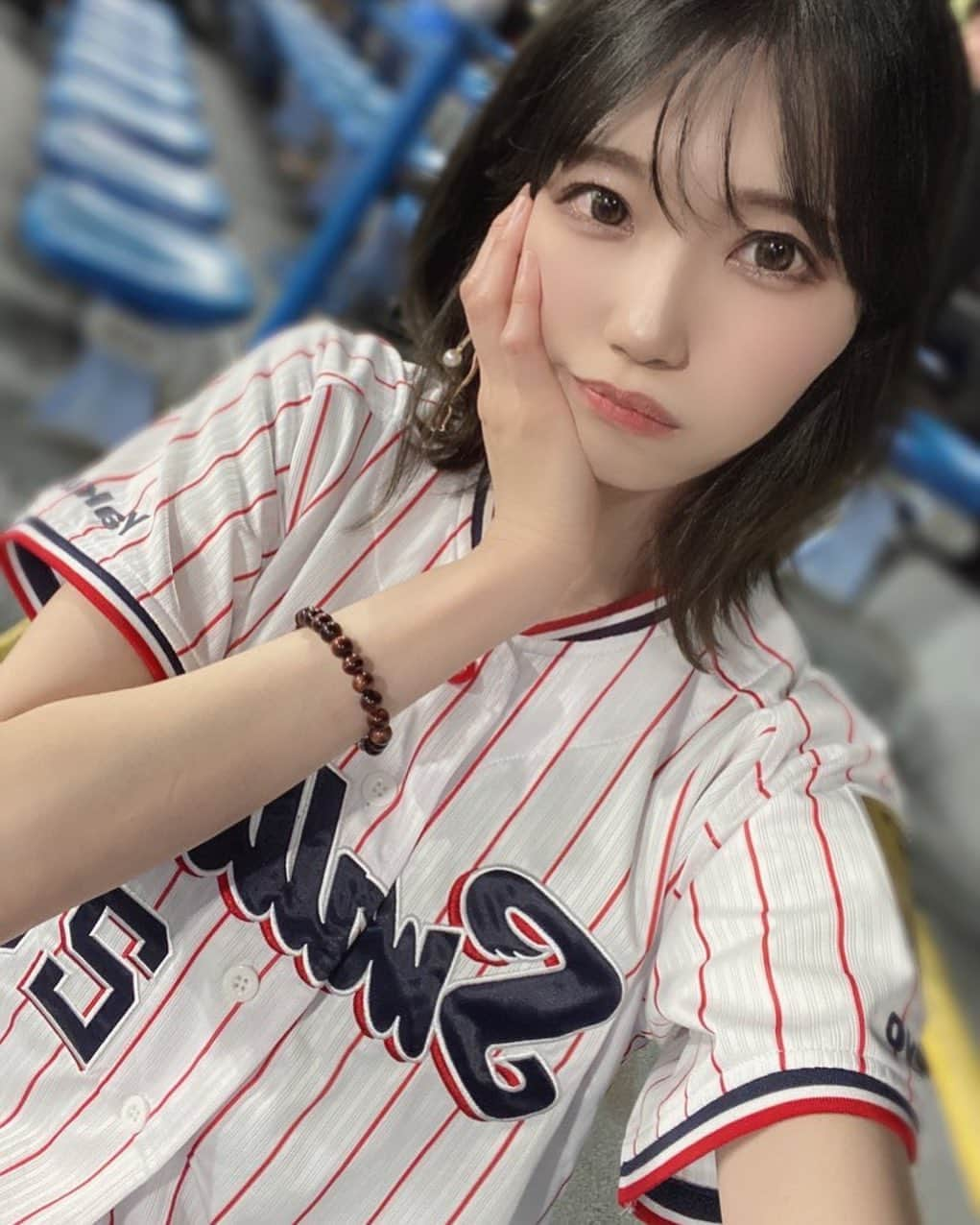 石原美沙紀のインスタグラム：「今日は試合あるのかな〜(*'ω'*)  #巨人　戦は3タテでした〜😖悔しいけどみんな模索して頑張っているのが伝わります❤️‍🔥 最近現地で負け続きなのでもっと頑張って応援します📣 野球ってドラマだなあ⚾️  廣岡選手⭐️オリックス頑張って🔥  私もお稽古に日々励んでおります✒️ 5/31〜6/4 は舞台　宇宙家族ヤマダさん！ 笑えるコメディながらおと小らしさが溢れています。最近知ってくださった方も多いので紹介すると私は普段舞台で活動しています🌸💫 スペースゼロにぜひ見に来ていただけたら嬉しいです♡🎈！  #東京ヤクルトスワローズ　#すわほー　#神宮球場　#スワローズ　#ヤクルト　#野球　#野球女子　#ユニフォーム　#ヤクルトファンと繋がりたい #ヤクルトスワローズ #swallows    #燕女子  #アイドル  #selfie  #japanesegirl  #フォローミー #tokyo #yakultswallows #スポーツ観戦　 #さぁ行こうか #スポーツ女子　#野球好きな人と繋がりたい #青木宣親　#followme #プロ野球　#女優　#giants #読売巨人軍」