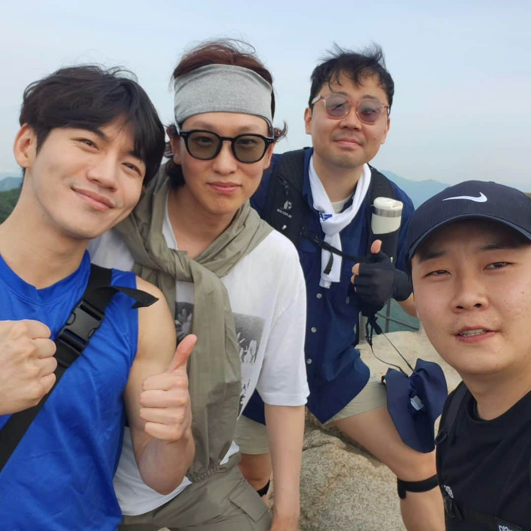 ユファン さんのインスタグラム写真 - (ユファン Instagram)「새벽6시등산  오순도순 얘기하며 좋은기운 듬뿍 🌊 잠이와? 😴」5月20日 13時02分 - onlyuhwan