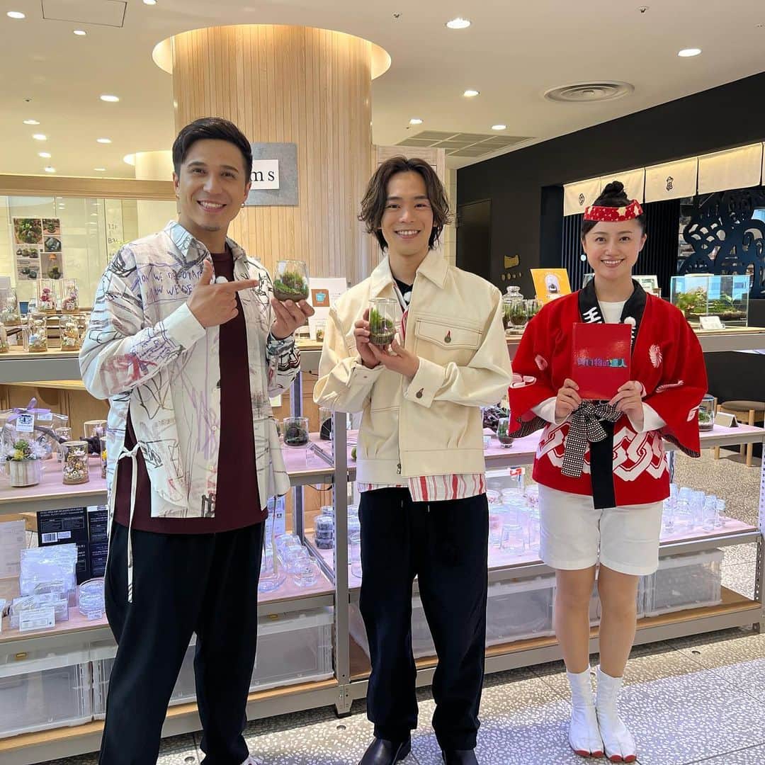 TBS「王様のブランチ」さんのインスタグラム写真 - (TBS「王様のブランチ」Instagram)「【買い物の達人🛒プレゼント】 今週の買い物の達人ゲストの小野賢章さん、木村昴さんが惜しくも手放した 商品を王様のブランチ公式インスタグラムをフォローしてくれた方の中から 1名様にプレゼント⭐️ 応募フォームはストーリーズから✅  ＜商品内容＞  ・苔テラリウム作成キット  ・テラリウム「岸辺の水あそび 」 ・枕「もっと肩楽寝(低め) 」 ・枕「もっと肩楽寝(高め) 」  ※締め切りは5月20日（土）24時00分です。 ※当選は商品の発送をもってかえさせていただきます。  ※Instagramを通じて当選連絡をすることはありません。  ※当選者の個人情報は「株式会社TBSテレビ」にて管理しプレゼントの発送以外に利用致しません。 . 今週のゲストは小野賢章さん、木村昴さんでした👏 お二人が声優を務める 劇場版『アイドリッシュセブン LIVE 4bit BEYOND THE PERiOD』は 本日から全国公開！！ ぜひチェックしてみてください🌟  今週放送の買い物の達人は 本日夜からTVer配信予定！お楽しみに✍️ . #小野賢章 #木村昴 #劇場版アイドリッシュセブン #王様のブランチ #買い物の達人」5月20日 13時03分 - brunch_tbs