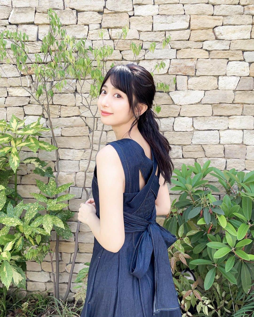 日野礼香さんのインスタグラム写真 - (日野礼香Instagram)「@mercuryduo_com の バックシャンタイプライターワンピース💙  形が本当に綺麗でウエスト細見え＆胸下切り替えで脚長効果も🥺✨✨  特に背中が可愛いので 髪アップにして着るのがお気に入り💙  インディゴのカラーはカジュアルなんだけど綺麗めに着れて シーンを選ばないのでおすすめです☺️  これからの季節ヘビロテしそう✨✨  #mercuryduo #pr #fashion #ootd #springfashion #cordinate #onepiece # #japanesegirl #springfashion #summerfashion #マーキュリーデュオ #ファッション #コーディネート #綺麗めコーデ  #ワンピース #フェミニンコーデ #大人フェミニン #大人フェミニンコーデ #大人可愛いコーデ #春夏コーデ #春服コーデ #夏服コーデ #大人ガーリー #ブルーコーデ #骨格ウェーブ #イエベ春 #細見えコーデ  #着痩せコーデ #春ワンピース #デニムワンピース」5月20日 13時13分 - reicheru219