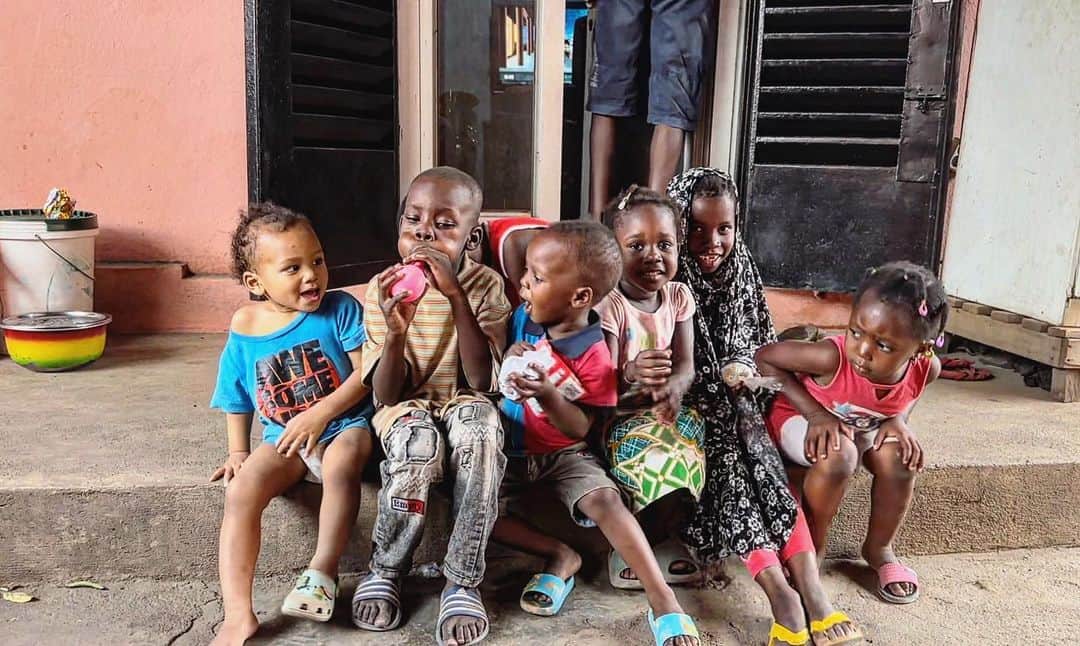 中鉢明子のインスタグラム：「🇲🇱🎈#children #bamako #mali #africa  #マリ共和国 #思い出 #子育て #風船」