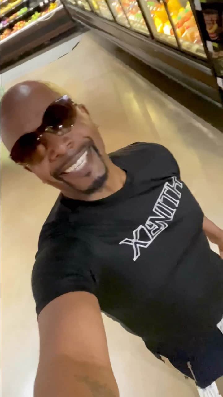 MCハマーのインスタグラム：「Have A Beautiful Weekend 🫶🏽」