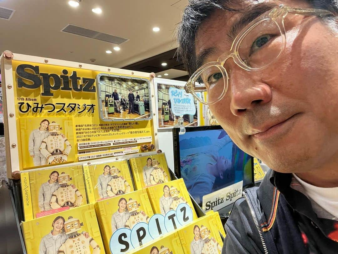 亀田誠治のインスタグラム：「『ひみつスタジオ』みっけ！銀座の山野楽器さんでゲットだぜ！😊😊😊 #スピッツ #ひみつスタジオ」