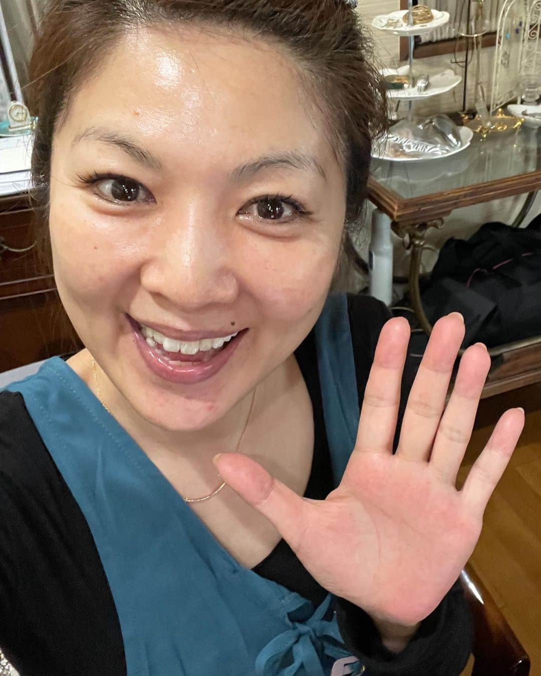 飯島直子さんのインスタグラム写真 - (飯島直子Instagram)「こんにちは^ - ^♪  今朝も涼しいです 雨のせいかよく眠れました  天気がわるいと張り切りらなくていい気がしてしまいます^ - ^  17.18.19のへんじすこしと おもうことすこしです＾＾  秀樹還暦…感激♪おめでとう♪  「針遊」！いい友ですね^ ^  55才誕生日おめでとう♪  肺炎！大変…大事にしてね(*´-`)  人生山あり谷あり…谷ばかり… 谷が深いほど山は高いよ(*´∀｀*)  うまいずらの漬かた… わたしもなかなか塩梅が難しいですが、すぐに食べるときは 多めに、半日置く場合は少なめで調整するといいかなとおもいます^ - ^  華乃！失恋に負けるな〜 がんばれ〜ᕦ(ò_óˇ)ᕤ  名古屋の花火大会いいですね 見たいなぁ(´∀｀*)  わたしは縮毛矯正です パサパサするときは流さないトリートメントとオイルを混ぜて ドライヤーすると落ち着きます 友人の美容師さんに聞きました ^_^  ラーメンラスト１０分前に完売！お疲れ様でした^ - ^ みんなが働いてるときにゆっくり休んでね( ´ ▽ ` )  10才娘の運動会ソーラン節！ 感動しますよね… 雨降りませんように(´∀｀*)  目！大丈夫だよ＾＾心配ありがとう(๑˃̵ᴗ˂̵)  水色のロゼット洗顔、 ずっと使ってます、すぐに吹き出物、ニキビができるので＾＾  今日は惣菜ごはん  ローカット玄米  納豆(おかめ)  味噌汁(豆腐、あげ、エノキ)  ケンタッキー残(萎れ葉添え)  白和え  漬物惣菜(茄子、セロリ、山クラゲ)買いすぎ  一昨日スーパーに行ったのに 漬物しか買ってこなかった自分に不思議しかないです  買い出しに行きたいとこですが、めんどうなので やめておきます╰(*´︶`*)╯♡」5月20日 13時15分 - naoko_iijima_705_official