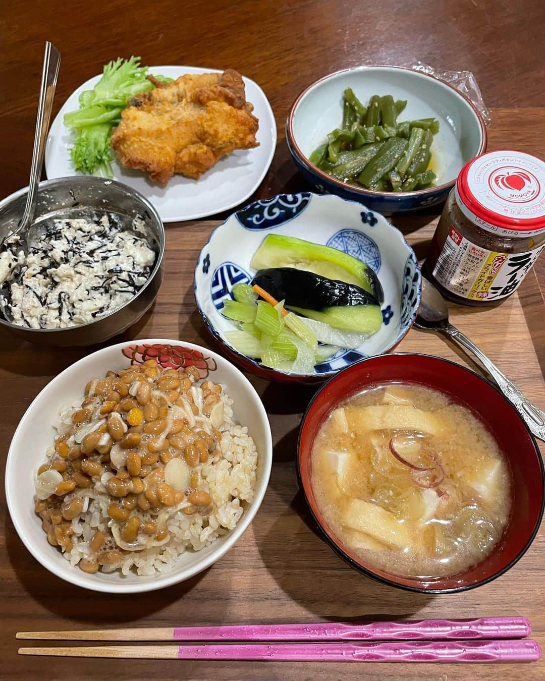 飯島直子さんのインスタグラム写真 - (飯島直子Instagram)「こんにちは^ - ^♪  今朝も涼しいです 雨のせいかよく眠れました  天気がわるいと張り切りらなくていい気がしてしまいます^ - ^  17.18.19のへんじすこしと おもうことすこしです＾＾  秀樹還暦…感激♪おめでとう♪  「針遊」！いい友ですね^ ^  55才誕生日おめでとう♪  肺炎！大変…大事にしてね(*´-`)  人生山あり谷あり…谷ばかり… 谷が深いほど山は高いよ(*´∀｀*)  うまいずらの漬かた… わたしもなかなか塩梅が難しいですが、すぐに食べるときは 多めに、半日置く場合は少なめで調整するといいかなとおもいます^ - ^  華乃！失恋に負けるな〜 がんばれ〜ᕦ(ò_óˇ)ᕤ  名古屋の花火大会いいですね 見たいなぁ(´∀｀*)  わたしは縮毛矯正です パサパサするときは流さないトリートメントとオイルを混ぜて ドライヤーすると落ち着きます 友人の美容師さんに聞きました ^_^  ラーメンラスト１０分前に完売！お疲れ様でした^ - ^ みんなが働いてるときにゆっくり休んでね( ´ ▽ ` )  10才娘の運動会ソーラン節！ 感動しますよね… 雨降りませんように(´∀｀*)  目！大丈夫だよ＾＾心配ありがとう(๑˃̵ᴗ˂̵)  水色のロゼット洗顔、 ずっと使ってます、すぐに吹き出物、ニキビができるので＾＾  今日は惣菜ごはん  ローカット玄米  納豆(おかめ)  味噌汁(豆腐、あげ、エノキ)  ケンタッキー残(萎れ葉添え)  白和え  漬物惣菜(茄子、セロリ、山クラゲ)買いすぎ  一昨日スーパーに行ったのに 漬物しか買ってこなかった自分に不思議しかないです  買い出しに行きたいとこですが、めんどうなので やめておきます╰(*´︶`*)╯♡」5月20日 13時15分 - naoko_iijima_705_official