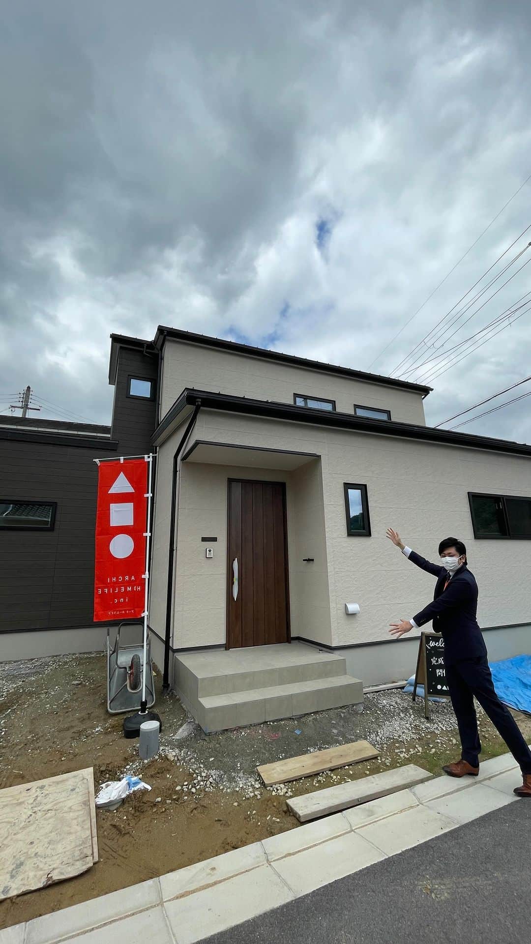 homelife 夢を叶える暮らし方のインスタグラム：「【花博店】全館空調システムで年中快適なおうち  5月20日（土）21日（日）見学会開催  ＿＿＿＿＿＿＿＿＿＿＿＿＿＿＿ " #世界一あなたらしい住まいを " 「すべての人に最高の住まいを届けたい」 デザイン、品質、価格、どれも妥協しない家づくりを追求しています。 アーキホームライフは大阪・京都・兵庫・滋賀・奈良・和歌山（一部）・福井（一部）で家づくりをしている会社です🏘 ＿＿＿＿＿＿＿＿＿＿＿＿＿＿＿ ☆グッドデザイン賞2020 ☆ハウスオブザイヤーインエナジー2021 ☆SUUMO関西工務店ランキング1位 ＿＿＿＿＿＿＿＿＿＿＿＿＿＿＿ . #ルームツアー #新築見学会 #新築 #注文住宅　 #家づくり #新築一戸建て #新居 #自由設計 #空間デザイン #戸建て　 #おしゃれな家 #施工事例 #ホームライフ #アーキホームライフ #リビングインテリア #統一感 #空間デザイン #パッシブデザイン #関西ナンバーワンの住宅メーカー #100年の暮らしを考える」