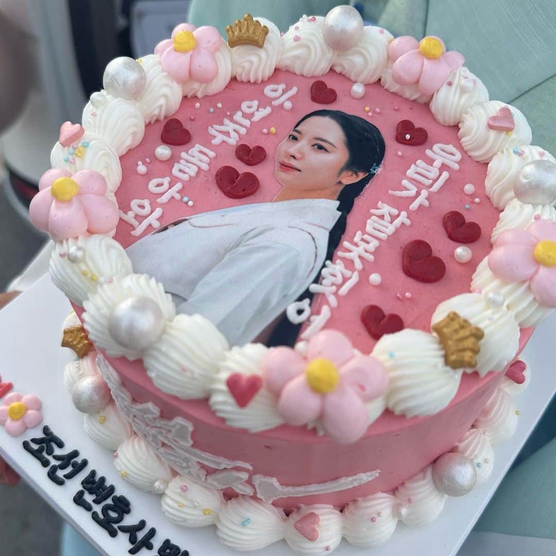ボナさんのインスタグラム写真 - (ボナInstagram)「참 즐겁고 또 즐거웠던 #조선변호사 🌸 연주로 보낸 시간이 참 감사하고 행복했습니다 저희의 마지막도 함께 해주세요🤍」5月20日 13時19分 - bn_95819