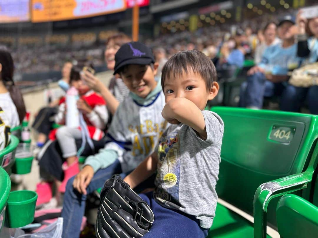 攝津正さんのインスタグラム写真 - (攝津正Instagram)「. . 昨日はホークス勝ちましたね⚾️  俺は解説、eちゃんzboyも観戦しました。  友達に作ってもらった、以前の鷹ガールユニなどをリメイクしてもらった物を着て応援したようで、クオリティ高くて驚きました。  こうやって、着なくなったユニフォームを再利用し大切にされていくのはとても良い事だなと思いました♻️  今日明日はピンクフルデーですね！配布ユニフォーム大切にしてほしいですね。  . . #ホークス戦 #野球観戦 #ピンクフルデー  #ユニフォーム #リメイク #sdgs  #ｅちゃん #かわｅちゃん #zboy #お友達 #チアメン #まじめな投稿？」5月20日 13時21分 - tadashi_settsu