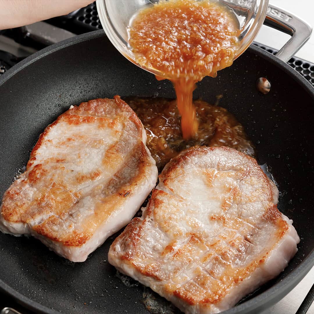 Le Creuset Japon　ル・クルーゼ ジャポンさんのインスタグラム写真 - (Le Creuset Japon　ル・クルーゼ ジャポンInstagram)「【ル・クルーゼ 公式レシピ】厚切りポークジンジャー 両面こんがり焼きつけた厚切りの豚肉に、しょうがの辛みとはちみつの甘みを効かせたソースをからめて一緒にお召し上がりください。  ======材料====== [2人分 / TNS ディープ・フライパン 26cm NC使用]  豚肩ロース厚切り・・・2枚（1枚130ｇ程度） 塩・・・小さじ1/2 白こしょう・・・少々 薄力粉・・・小さじ2  (A) 玉ねぎ (すりおろし)・・・30ｇ にんにく (すりおろし)・・・5ｇ しょうが (すりおろし)・・・15ｇ はちみつ・・・大さじ2 しょうゆ・・・大さじ1と1/2 酒・・・大さじ1 酢・・・大さじ1  サラダ油・・・小さじ2  ベビーリーフ・・・適量  ======作り方====== 〈下準備〉 ・豚肩ロース厚切り肉は、両面を包丁で筋切りをする。塩、白こしょうをふり、薄力粉をはたく。 ・ボールに(A)を入れて混ぜ合わせる。  1.　フライパンにサラダ油を入れて中火で熱し、肩ロース厚切り肉の盛りつける面を下にして３分ほど焼く。焼き目が付いたら裏返して2分ほど焼く。  2.　1.に(A)を加えて両面にからませながら1分ほど中火で煮る。  3.　器に盛り、ベビーリーフを添える。  #ルクルーゼ #lecreuset #ルクルーゼのある暮らし #ルクルーゼごはん #テーブルウェア #キッチンウェア #キッチングラム #ルクルーゼのある生活 #ルクルーゼのある食卓 #食卓 #食卓グラム #キッチンツール   #TNS #TNSディープフライパン #レジェプレート #ポークジンジャー #時短レシピ #時短料理」5月20日 13時25分 - lecreusetjapon