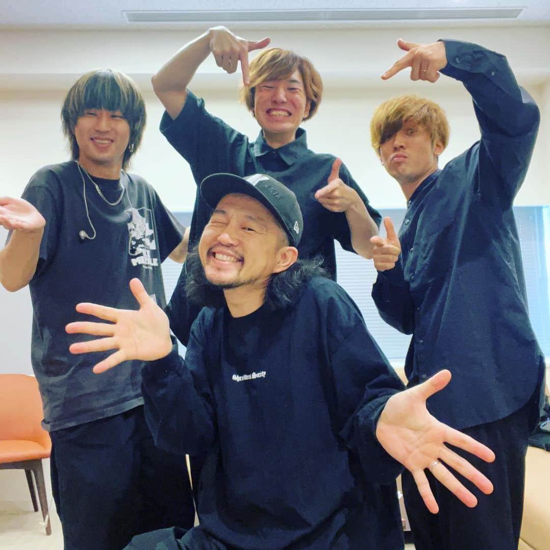 Kuboty のインスタグラム：「ハッピーバースデートゥーミー👴  本日で17歳と300ヶ月🔥🔥🔥  今日も楽しい仲間たちライブです、syudouくんのサポートで有明ガーデンシアター、チェンソーフェス🪚  盛り上がっていきましょー🙌  #42歳 #後厄 #syudou #チェンソーマン #チェンソーフェス」