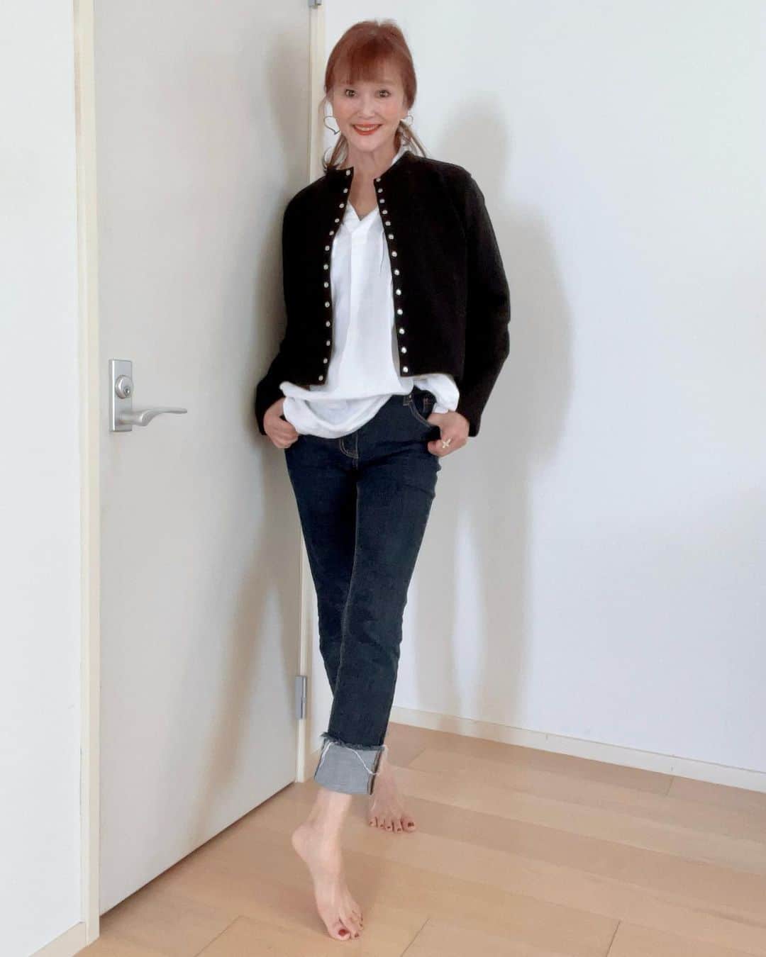 高見恭子さんのインスタグラム写真 - (高見恭子Instagram)「懐かしさのなかあなたの大切な宝ものがねむる  #jacket#jacketstyle #cardigan#cardiganstyle #fashion #fashionphoto #blackcode #jeans #jacketandjeans  #smile」5月20日 13時36分 - takami_kyoko