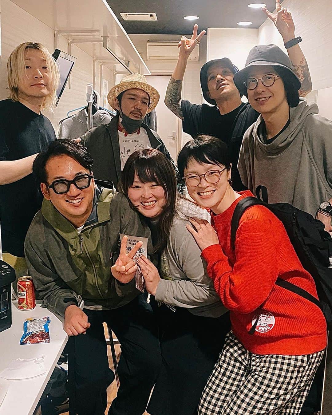 Cazumaxのインスタグラム：「ジュビロ磐田の試合を観た翌日はストレイテナーのライブに！免許取ってから車でテナーばっか聞いてたので、ほんと最高に楽しかったです✨めっちゃかっこいい大人たち😍10月の武道館も楽しみ！！！！  若かりし時からガチで好きだったことが全開に出ちゃってるまりりんと友達の笑顔が作れた思い出📸 STRAIGHTENER Silver Lining Tour 5月14日(日)静岡 清水 SOUND SHOWER ark」