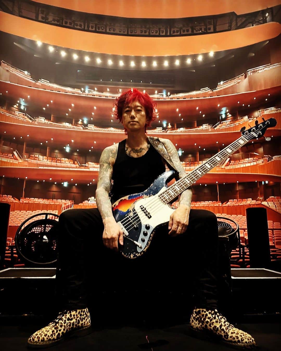 Ju-kenのインスタグラム：「SparkleTour地方最終の北海道！！！  1年にも及ぶツアー、、、終わるのが少し寂しい😔  マキちゃんの地元で、一緒に盛り上がりましょう🔥  #大黒摩季 #sparkletour #髪色また変えました  Special thanxxx to  @blackcloudguitar  @orangeampsjapan  @oyaide_neo  @gravitypicks  @kyoritsumusic  @justindavis_jewels  @elixir_strings  @modernpirates14」