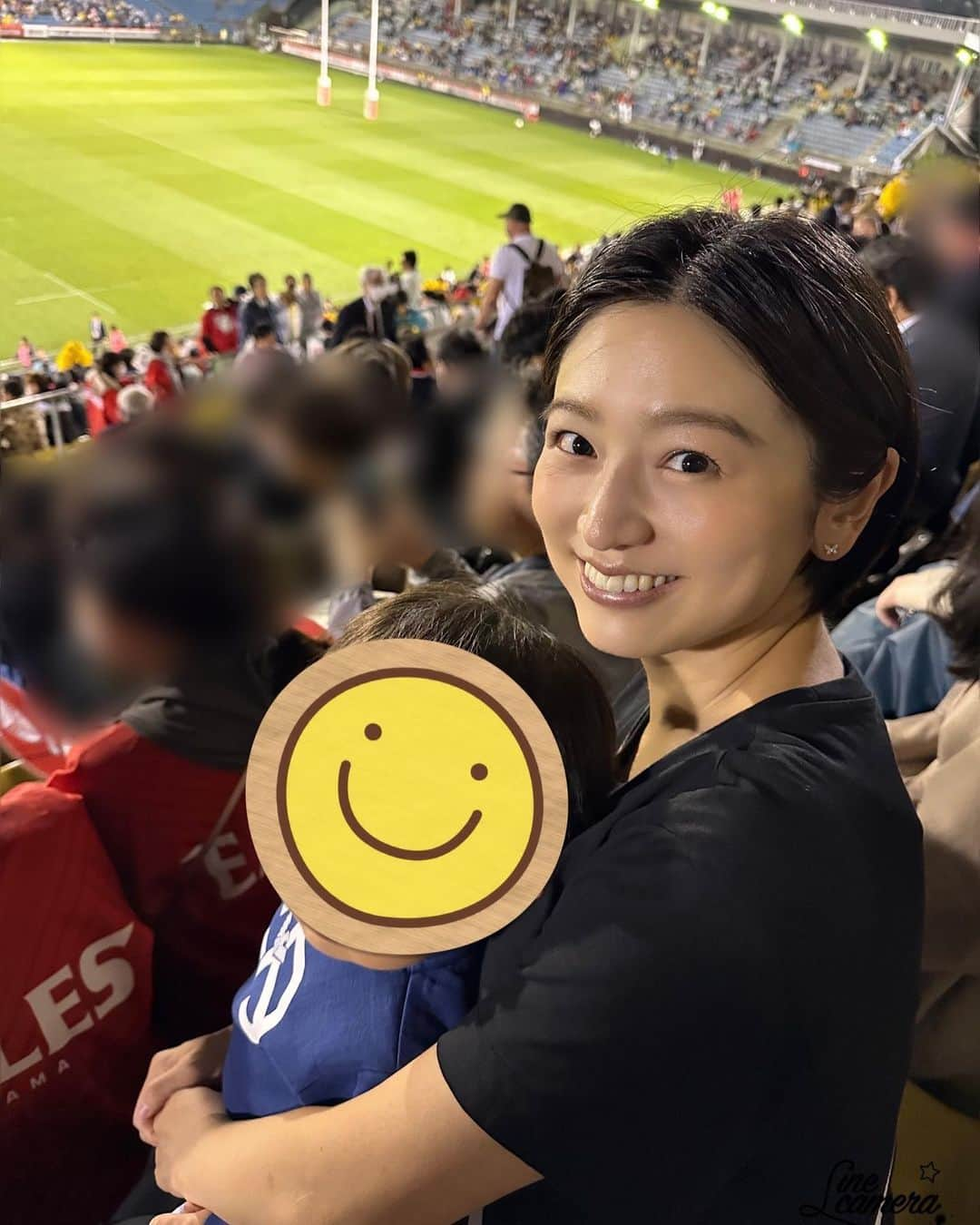 上野優花のインスタグラム：「久しぶりのナイター観戦🥹💕  昨日のリーグワン3位決定戦、 イーグルスvsサンゴリアス🏉  生憎の雨だし、 子連れでしかもナイターだし、、 色々とハードルも高かったのですが この対戦は絶対見たい！！と思えたのは 先週末に行われた準決勝の試合が それぞれ素晴らしかったから🥹✨  特にサントリーとクボタの試合は 息をするのも忘れてしまうほど 最後の最後まで手に汗握る激闘でしたよね🫣⭐️  さて話は戻って… 昨日の試合、 サンゴリアスの意地とイーグルスの挑戦がぶつかり合った めちゃくちゃ面白い一戦でした❤️‍🔥  デクラーク様を初めて生で拝めることができたのですが、 ボールへのコミットが半端ない🫣  あんなとこにもこんなとこにも デクラーク といった感じで瞬発力、スタミナも凄まじい…✨✨ これが南アのSHかぁと 見惚れてしまうプレーの数々でした🫣  結果は26対20で キャノンイーグルスの勝利🏅 初の3位おめでとうございます㊗️  サントリーの皆さんも 本当にお疲れ様でした🥺✨✨  なんと昨日で引退だった 久保レフリーも拝見できて幸せな夜でした⭐️ 今までおつかれさまでした🙇🏻‍♀️  さて、 今日はついに決勝ですね😆🫶🏻  パナソニックvsクボタの試合は 14時35分キックオフです😍  #本日もラグビー観戦日和でした #一緒に行ってくれた親友にも感謝 #80分間お膝の上でじっとしていてくれた我が子ありがとう #会場の歓声に合わせて拍手したり #プレーを凝視したり #しっかり母のDNAを引き継いでますね #しめしめ #ラグビー #リーグワン」