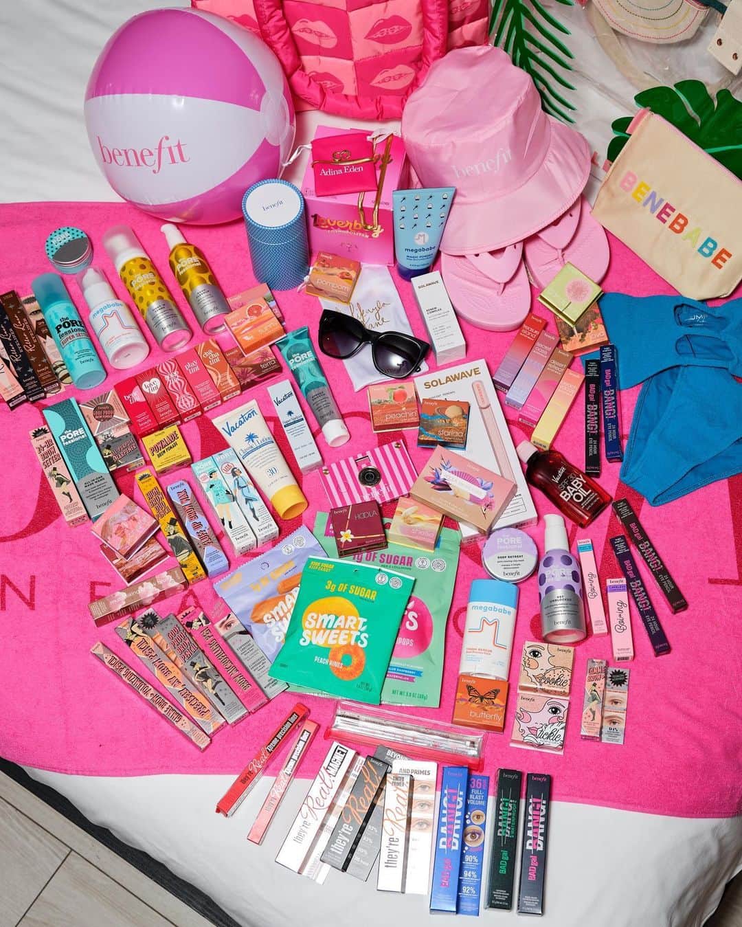 Benefit Cosmeticsのインスタグラム：「☀️ BEACH BABE BROW SEARCH GIVEAWAY ☀️⁠ ⁠ Take a piece of Brow Search back home with you! 😍 We're giving away our favorite Benefit products plus all the beach essentials you'll need for the best browcation ($2,500 value!) ⛱️⁠ ⁠ RULES TO ENTER:⁠ 💗 Like this post⁠ 🏃‍♀️ Follow @benefitcosmetics⁠ 💬 Tag 3 friends below⁠ ⁠ Giveaway ends on 5/20 at 4PM PST! Good luck, benebabes!⁠ T&C: bit.ly/42XujMh⁠  @drinkloverboy @solawave @megababe @smartsweets @adinaeden_ @dimeoptics @papershootcamera @jmpthelabel @vacationinc @crocs  ⁠ #benefitcosmetics #makeup #beauty #glam」