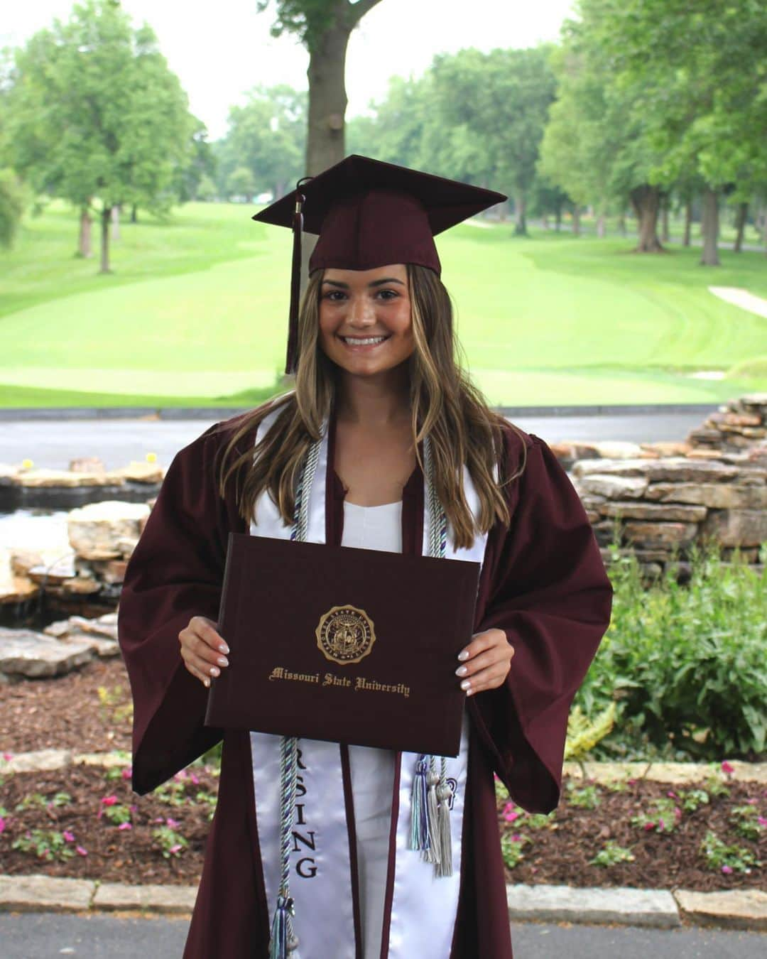 ガビ・シュールのインスタグラム：「Officially a graduate nurse!! Couldn’t have done it without these people🤍」