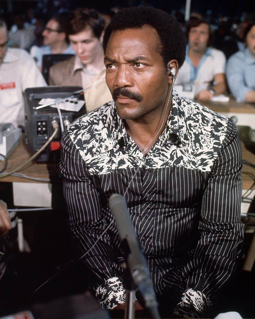 アース・ウィンド・アンド・ファイアーのインスタグラム：「Earth Wind and Fire’s early beginnings have a connection to the great Jim Brown. In fact, for a short while we were signed to him, and he was our manager. Jim was a great athlete, a true champion in life and in spirit, and could be very funny. Rest in Peace great one. Our condolences to his family. P.B.」