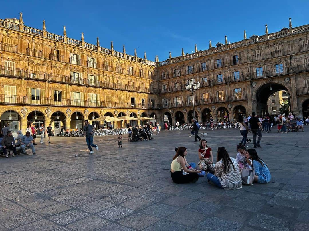 榎戸教子さんのインスタグラム写真 - (榎戸教子Instagram)「【スペイン】 25年前に1年留学した スペイン国立サラマンカ大学。 日本で必死に勉強し留学したものの、 最初は1/10ほどしか授業が理解できず 先生の板書をノートに書いては 自宅に戻り辞書を手に復習し やっとわかる…なんてことばかり。 やってもやっても終わらない課題、 （日本の大学に単位を振り替えてもらうためにも） パスしなければならないテスト、 ノイローゼ気味に過ごしていた記憶が 鮮明に押し寄せてきました。  そこに娘と立っている。 不思議な感覚でした。  こんにちは25年前の私。 ありがとう25年前の私。  音声メディアVoicyでお話しました。 写真とあわせてお聴きください。  『#45 世界遺産の街サラマンカ、留学時代の思い出のあれこれ』 https://voicy.jp/channel/3482/521926  #spain #salamanca #trip #plazamayor #サラマンカ #世界遺産 #世界一周 #旅 #worldheritage」5月20日 5時23分 - noriko_enokido