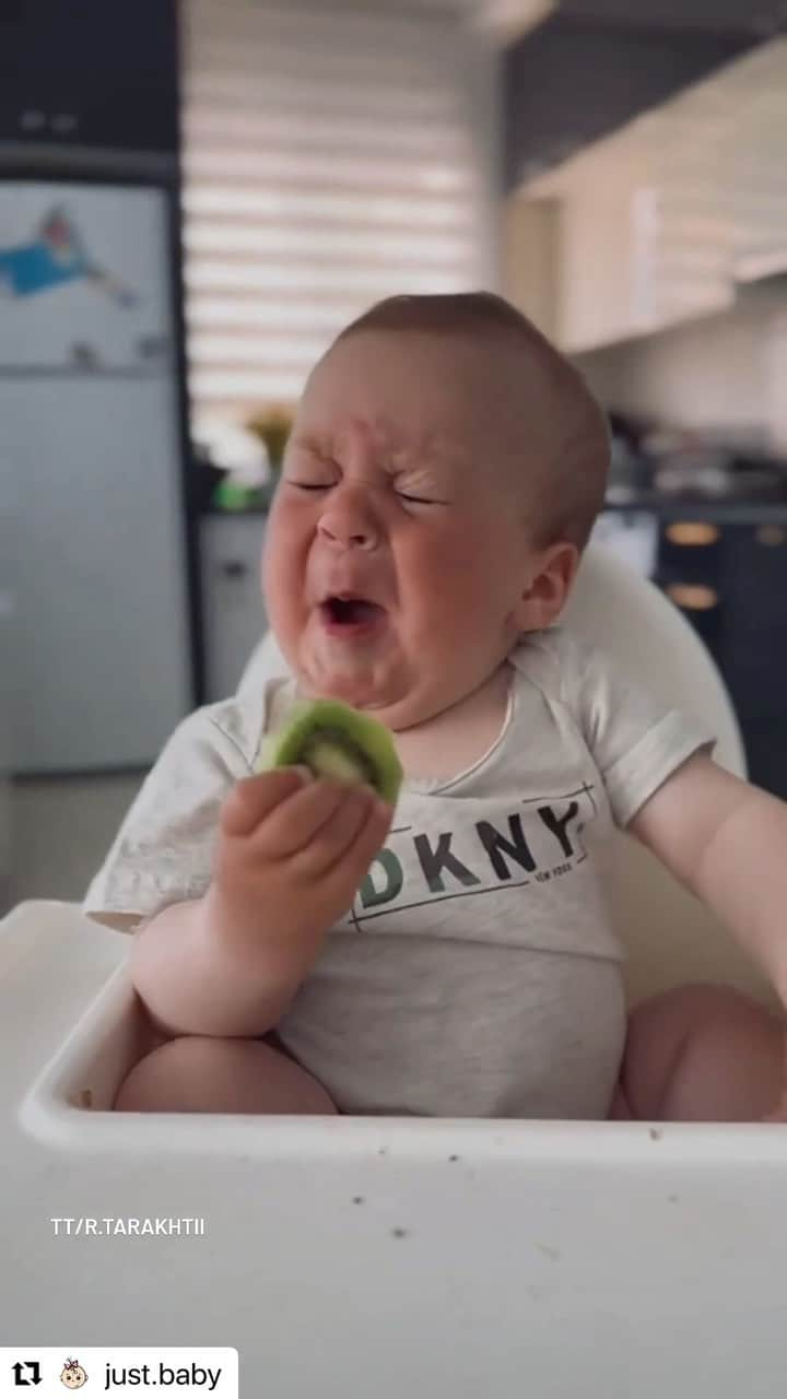 ヒラリー・スワンクのインスタグラム：「This is so friggin’ adorable! You’re welcome, because if you watch, I just made your day reposting this most adorable baby!! 🥰 Share with someone who needs a smile today. 💞  🎥: @r.tarakhtii」