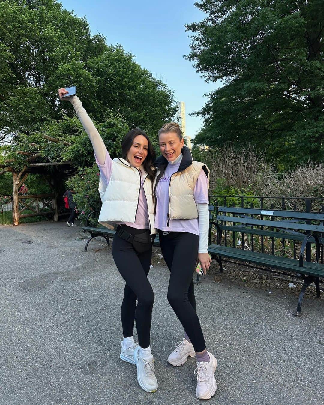 ロー・ボスワースのインスタグラム：「Yesterday’s Comfy Girl Walk with @citygirlswhowalk and @briannajoye_fitness was magic! I cannot believe how many of you amazing gals showed up and I am so grateful for this community! We loved celebrating @lovewellness’s newest launch, Comfy Cream, with you all 💜」