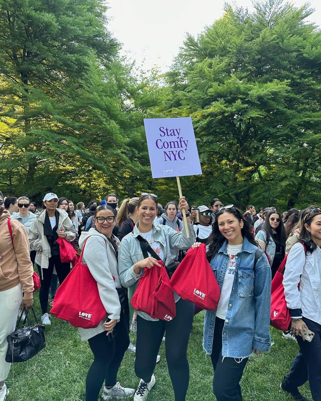 ロー・ボスワースさんのインスタグラム写真 - (ロー・ボスワースInstagram)「Yesterday’s Comfy Girl Walk with @citygirlswhowalk and @briannajoye_fitness was magic! I cannot believe how many of you amazing gals showed up and I am so grateful for this community! We loved celebrating @lovewellness’s newest launch, Comfy Cream, with you all 💜」5月20日 5時34分 - lobosworth