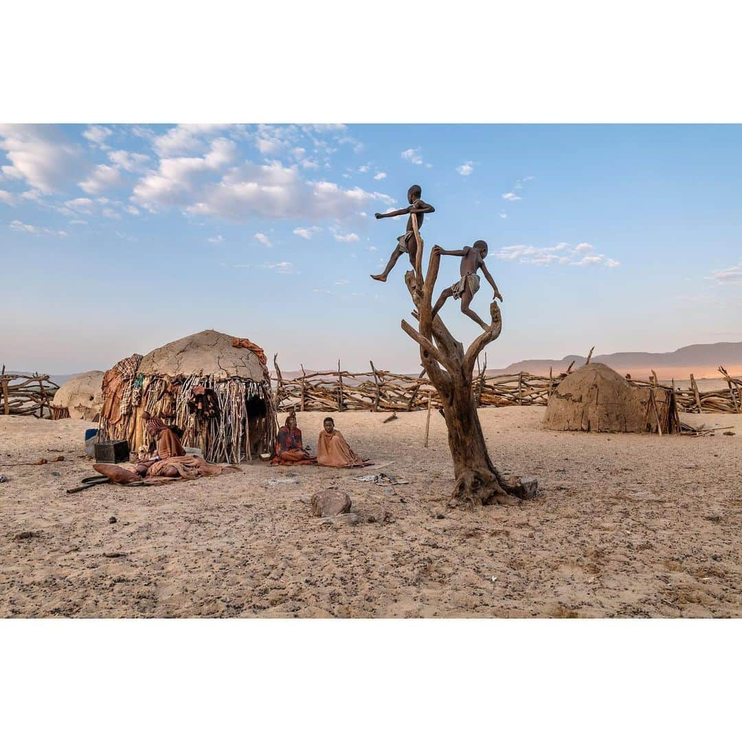 スティーブ・マカリーのインスタグラム：「Himba settlement, Namibia, 2023.」