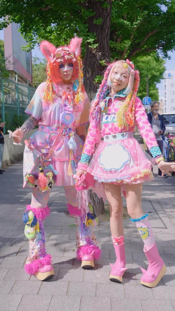 Harajuku Japanのインスタグラム：「25 Neo Decora Street Styles in Harajuku w/ Super Mario Decora  Take a look at all of these colorful Neo Decora street styles and let us know which ones are your favorites! Spring has arrived in Tokyo, and the warm weather is bringing more kawaii fashion-loving kids to the streets (along with a lot more tourists). The recent Neo Decora event in Harajuku might have been the biggest yet! Thanks to organizer Nico (@twinkle.pink_) and to all of the people we met and photographed. The Neo Decora event happens every month, and there are other kawaii fashion events coming up in Harajuku as well, so we hope to see you at one soon. Enjoy the fashion and please leave a comment to let the people in the video know you like their looks!  In this Neo Decora video: @twinkle.pink_ @kawakawacamera @1mcuteasfuck @t.yen_ @ozo_ni @bisukoezaki @ticomeba.ito @ayaorideth620 @nmtnsnsn @deeeem1269 @anonil637 @meiren_meimei @_oha_._._na_ @that_rainbow_chick @39nova39 @aiue86 @ritu_6_6_6 @mariteiei @sa__ya__23 @trustissues_withcoffee @okitenenaide @maaya_____4 @sena123kawaii @blackmode27 @rinflo  #decorafashion #neodecora #JapaneseStreetwear #streetstyle #kawaiifashion #streetfashion #fashion #style #HarajukuFashion #JapaneseFashion #JapaneseStreetFashion #JapaneseStreetStyle #Japan #Tokyo #TokyoFashion #原宿 #decora #kawaii #Y2KFashion #JapaneseHairstyles #デコラ #SuperMario #neoデコラ会 #Y2KAesthetic」