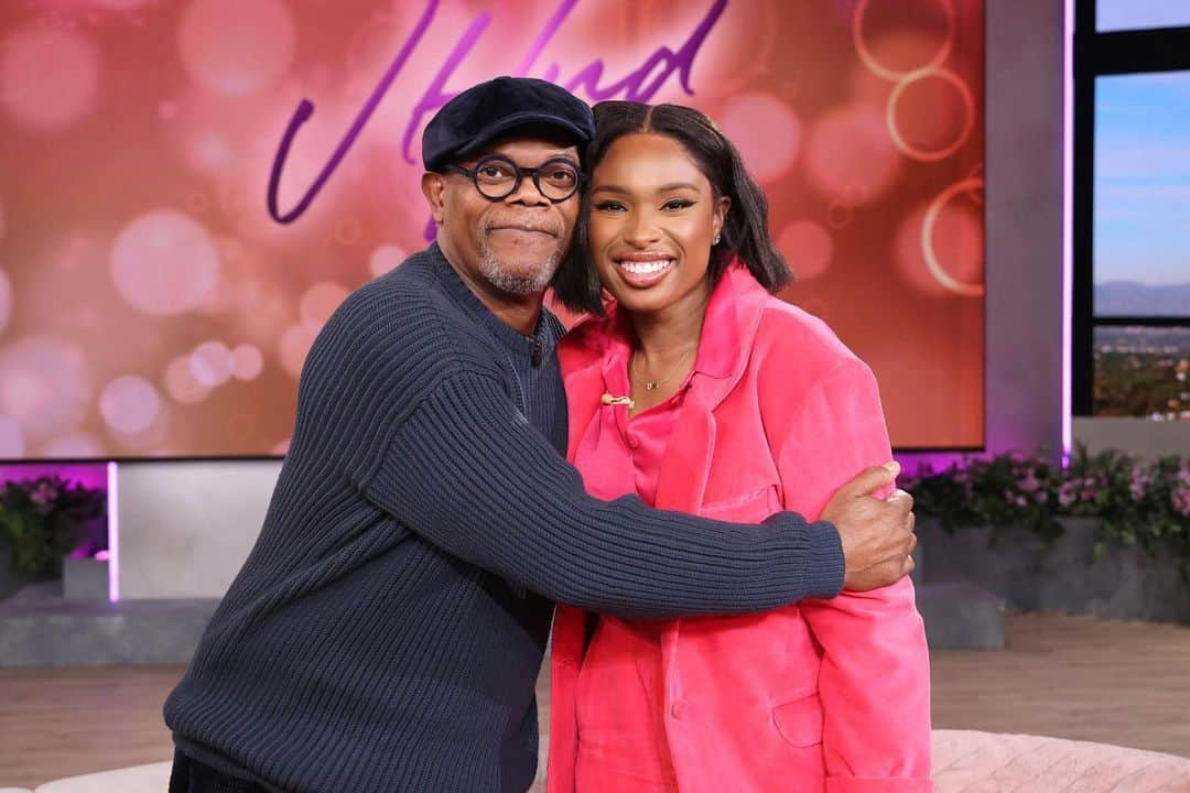 サミュエル・L・ジャクソンのインスタグラム：「The one and only @samuelljackson joins us Monday! Check your local listings at the link in bio! 😁」