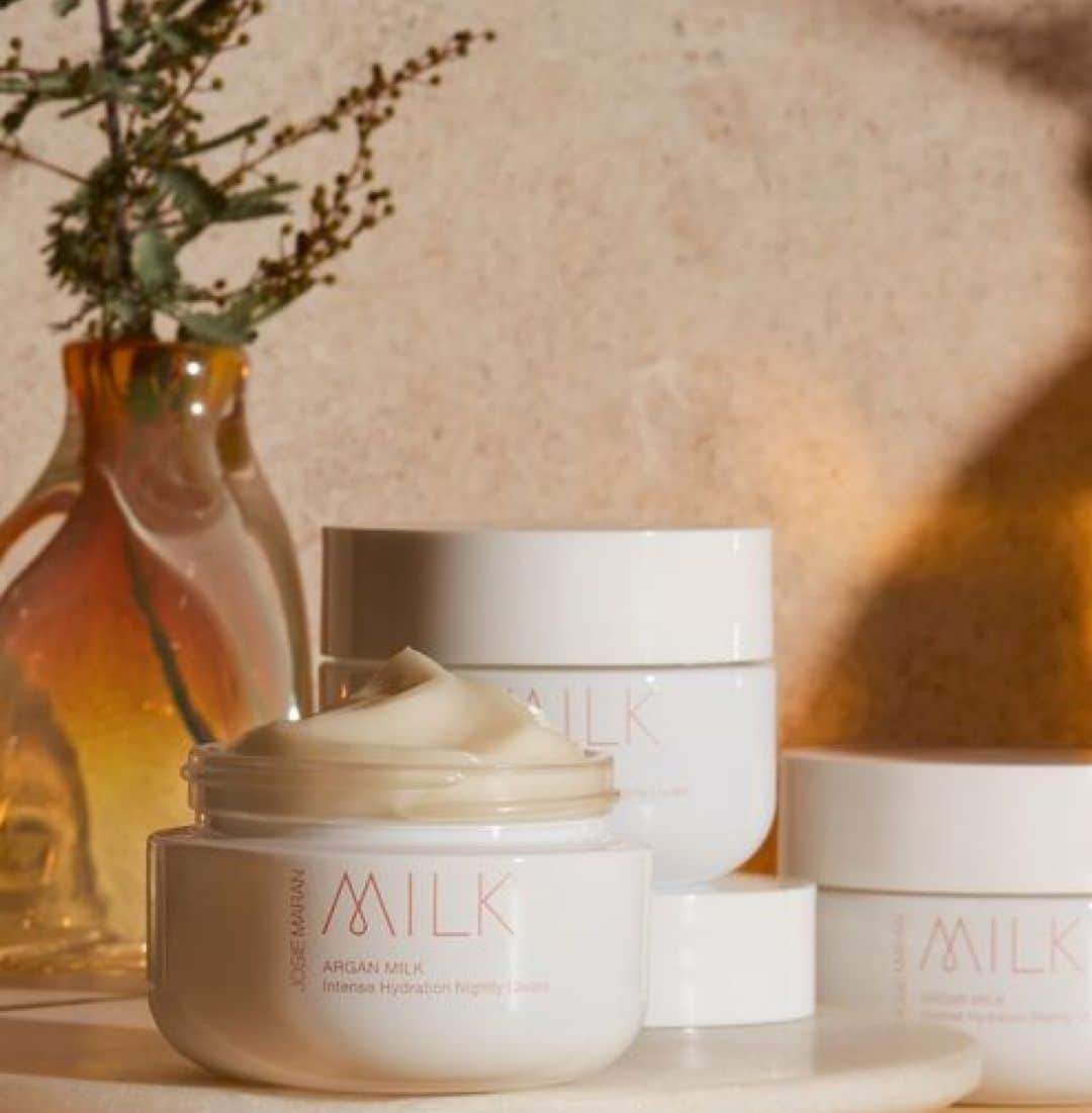 ジョジー・マランのインスタグラム：「Dream evening activated ✔️ How will you unwind tonight? We're starting with air-whipped Argan Milk...」