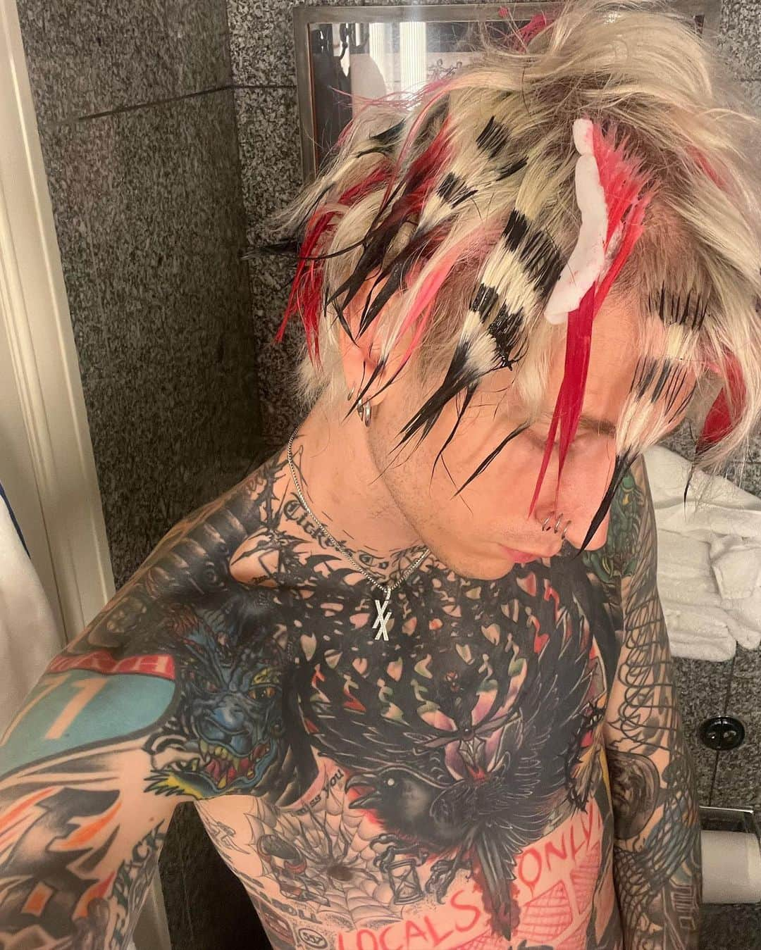 Young Gunnerさんのインスタグラム写真 - (Young GunnerInstagram)「get yur hair did 👩🏻‍🎤」5月20日 6時23分 - machinegunkelly