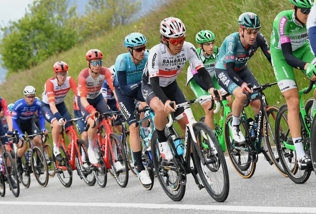 のインスタグラム：「Stage13 @giroditalia ✅  今日のこのスタートの登り 実は登ったことがあって、2009年ツール・ド・フランス15ステージのフィニッシュの登りでした。 登ってみても、全く記憶に無かった🤣  📸 Photo : @iimiwa   #giroditalia #Giro2023 #RideAsOne #ジロ #イタリア #スイス   @teambahrainvictorious  @cn_bahrainvictorious」