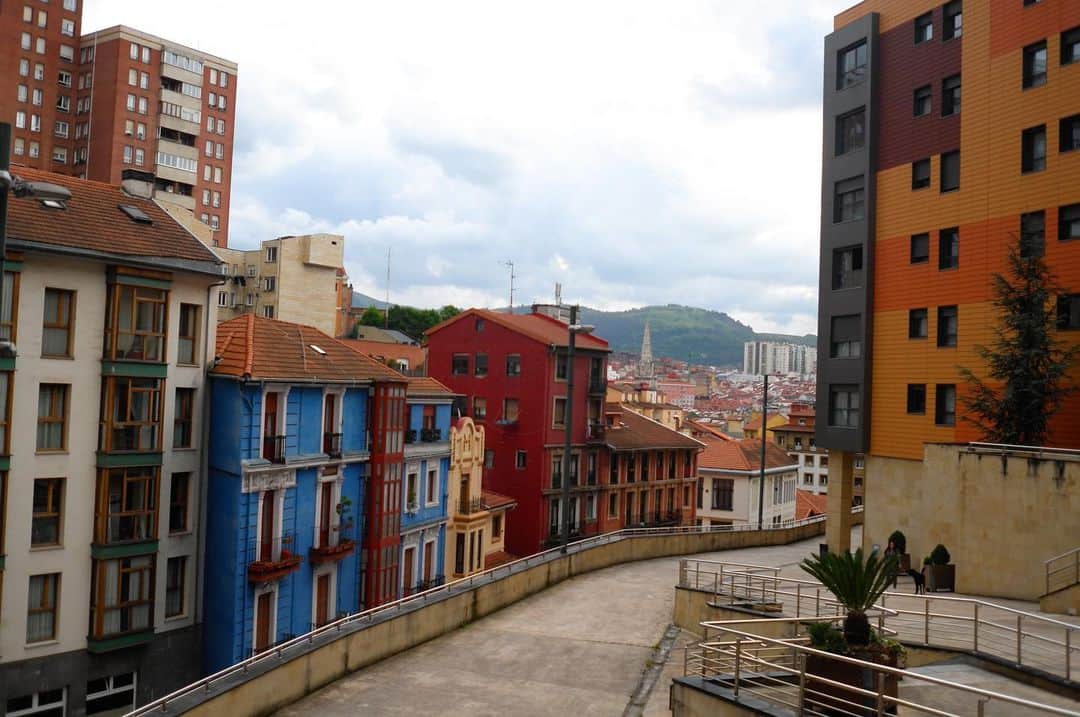 フローラン・ダバディーさんのインスタグラム写真 - (フローラン・ダバディーInstagram)「Colors of Bilbao. ビルバオで３６時間。 #leicax2 #tourdefrance2023」5月20日 6時29分 - florent_dabadie