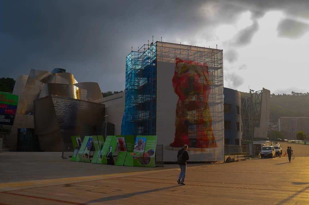 フローラン・ダバディーのインスタグラム：「Colors of Bilbao. ビルバオで３６時間。 #leicax2 #tourdefrance2023」