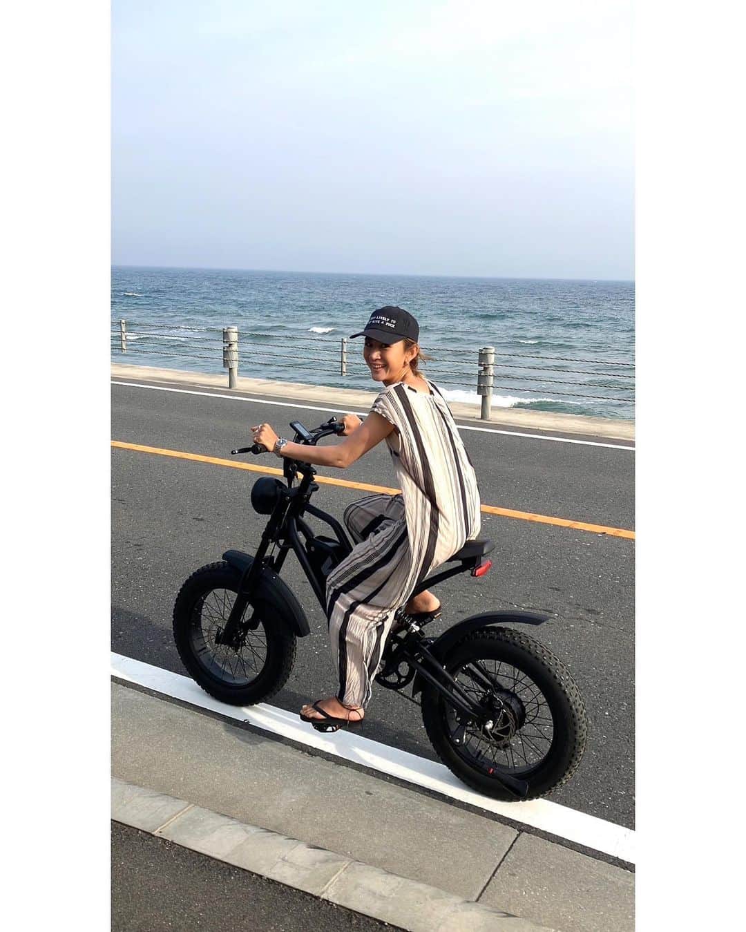 土井地恵理子のインスタグラム：「・ 海沿いをbikeのような電動チャリで🚲 サイコー♡  @wo_bikes   thank you  @432jun  @hiromi.u224   さらっと海上がりにも着やすくて 濡れてもすぐ乾くオールインワンは @5_knot 💜  #wobikes #電動自転車 #自転車 #アウトドア  #見た目から上がる自転車✨ #坂道もヨユー #渋滞知らず」