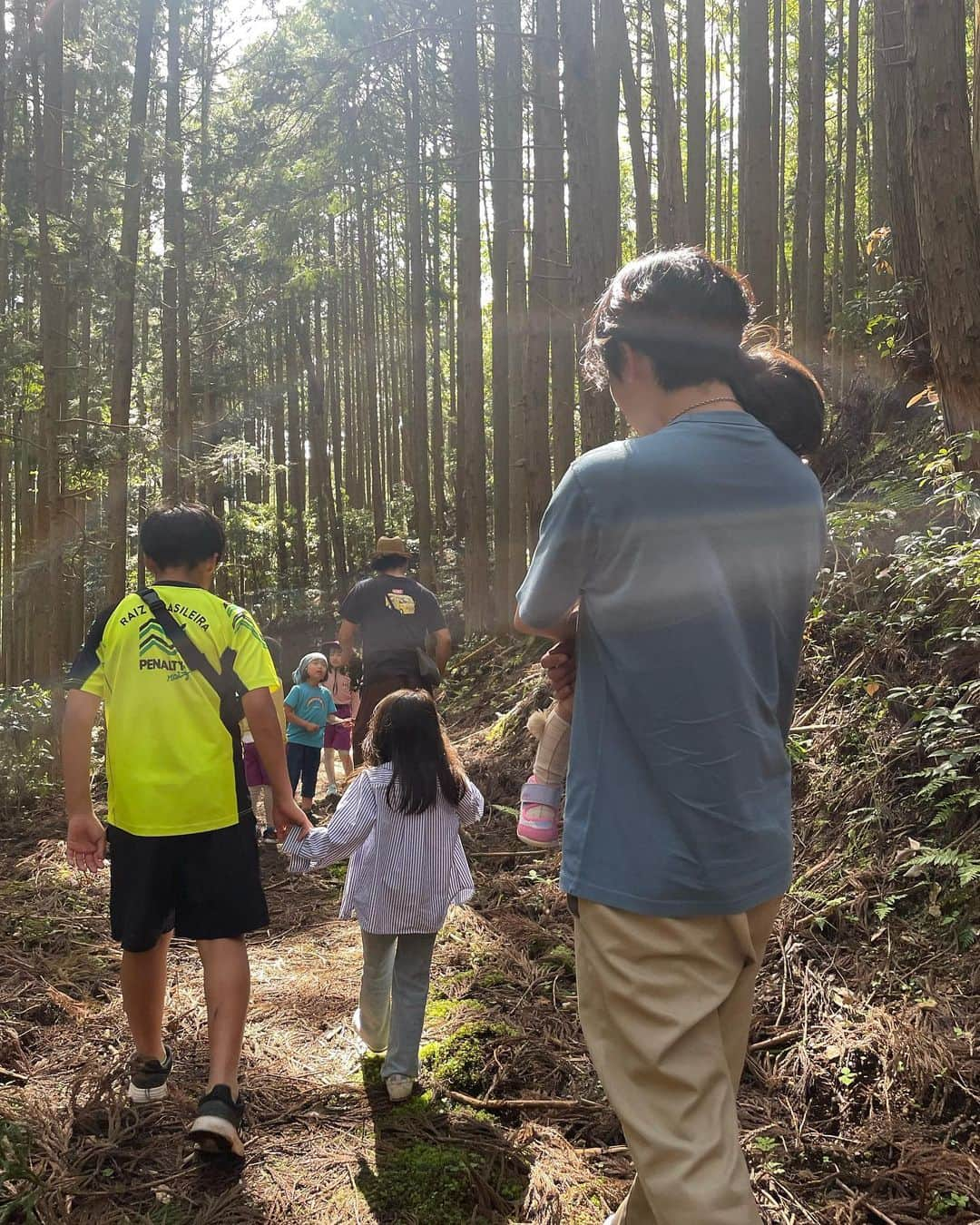 川畑ありささんのインスタグラム写真 - (川畑ありさInstagram)「GWのキャンプは丹波篠山へ🏕♡ キャンプ場としてはやってないねんけど、お友達に誘ってもらってクワモンペのオーナーさんのプライベートエリアで🏕💕  ヤギと遊んでブランコして森探検してボートして朝からずーーっと遊んでた🤭♡  朝はテントサウナして川にダイブしてこれまた最高やったし、オーナーさんが建てたお風呂も良すぎて♨️♡ また行きたいな~♡  昔からぶんちゃんが好きなことはアリサも好きになるし、ぶんちゃんが楽しいことはアリサも何でも一緒に楽しめてて🤭 逆も然り♡♡  ぶんちゃんに感謝いっぱいのGWでした😊🙏🏻♡ 今年も最高に楽しかった😆❤️  #クワモンペ#kuwamonpe #丹波篠山#キャンプ#ファミリーキャンプ#ファミキャン#グルキャン#camp#丹波篠山ランチ」5月20日 6時35分 - princess_arisa