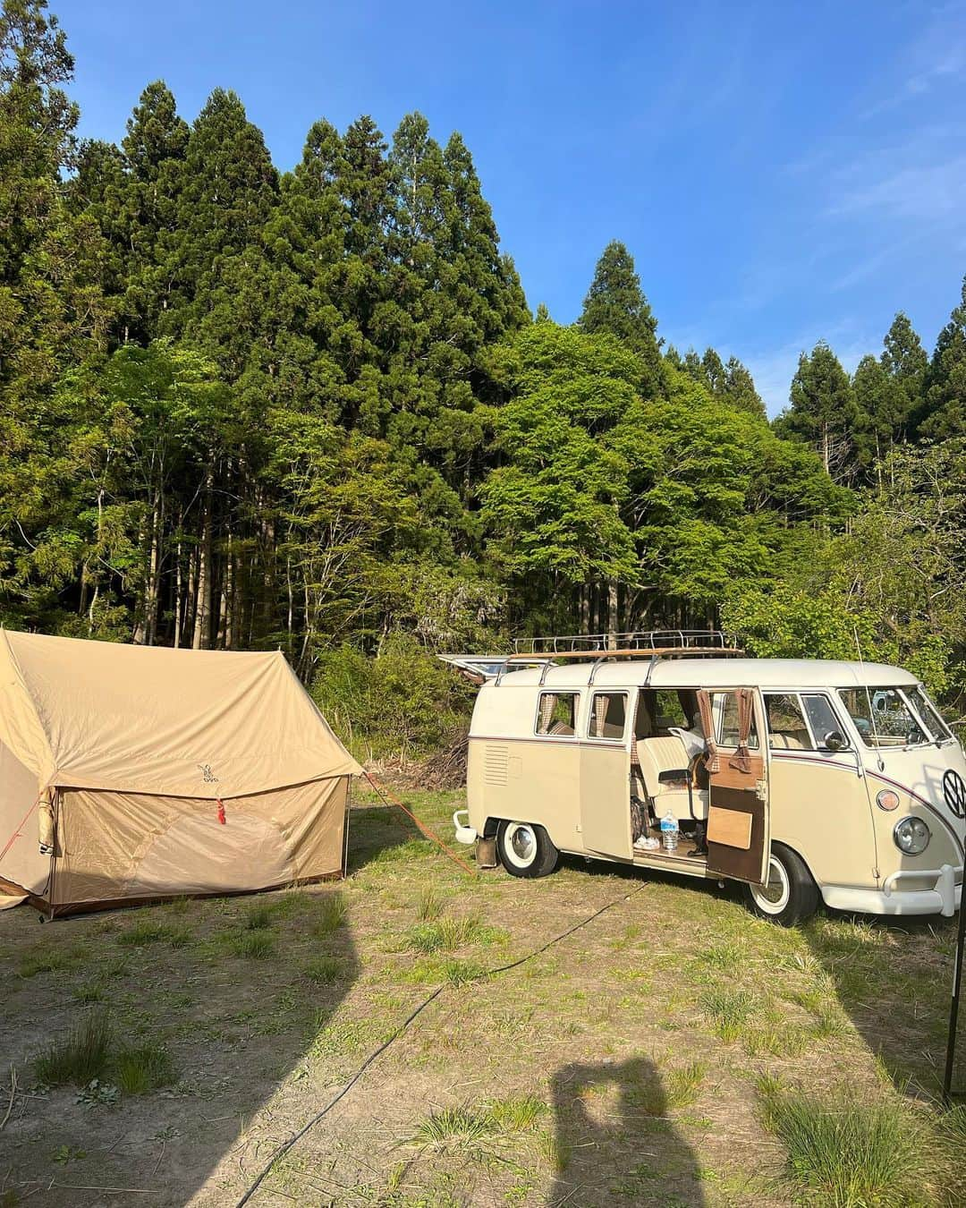 川畑ありささんのインスタグラム写真 - (川畑ありさInstagram)「GWのキャンプは丹波篠山へ🏕♡ キャンプ場としてはやってないねんけど、お友達に誘ってもらってクワモンペのオーナーさんのプライベートエリアで🏕💕  ヤギと遊んでブランコして森探検してボートして朝からずーーっと遊んでた🤭♡  朝はテントサウナして川にダイブしてこれまた最高やったし、オーナーさんが建てたお風呂も良すぎて♨️♡ また行きたいな~♡  昔からぶんちゃんが好きなことはアリサも好きになるし、ぶんちゃんが楽しいことはアリサも何でも一緒に楽しめてて🤭 逆も然り♡♡  ぶんちゃんに感謝いっぱいのGWでした😊🙏🏻♡ 今年も最高に楽しかった😆❤️  #クワモンペ#kuwamonpe #丹波篠山#キャンプ#ファミリーキャンプ#ファミキャン#グルキャン#camp#丹波篠山ランチ」5月20日 6時35分 - princess_arisa