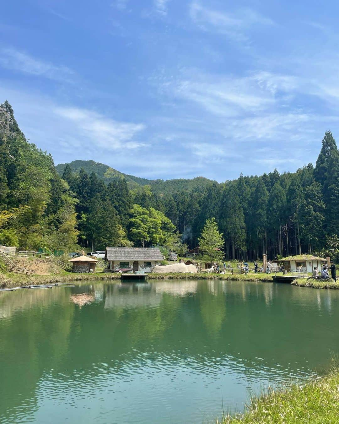 川畑ありささんのインスタグラム写真 - (川畑ありさInstagram)「GWのキャンプは丹波篠山へ🏕♡ キャンプ場としてはやってないねんけど、お友達に誘ってもらってクワモンペのオーナーさんのプライベートエリアで🏕💕  ヤギと遊んでブランコして森探検してボートして朝からずーーっと遊んでた🤭♡  朝はテントサウナして川にダイブしてこれまた最高やったし、オーナーさんが建てたお風呂も良すぎて♨️♡ また行きたいな~♡  昔からぶんちゃんが好きなことはアリサも好きになるし、ぶんちゃんが楽しいことはアリサも何でも一緒に楽しめてて🤭 逆も然り♡♡  ぶんちゃんに感謝いっぱいのGWでした😊🙏🏻♡ 今年も最高に楽しかった😆❤️  #クワモンペ#kuwamonpe #丹波篠山#キャンプ#ファミリーキャンプ#ファミキャン#グルキャン#camp#丹波篠山ランチ」5月20日 6時35分 - princess_arisa