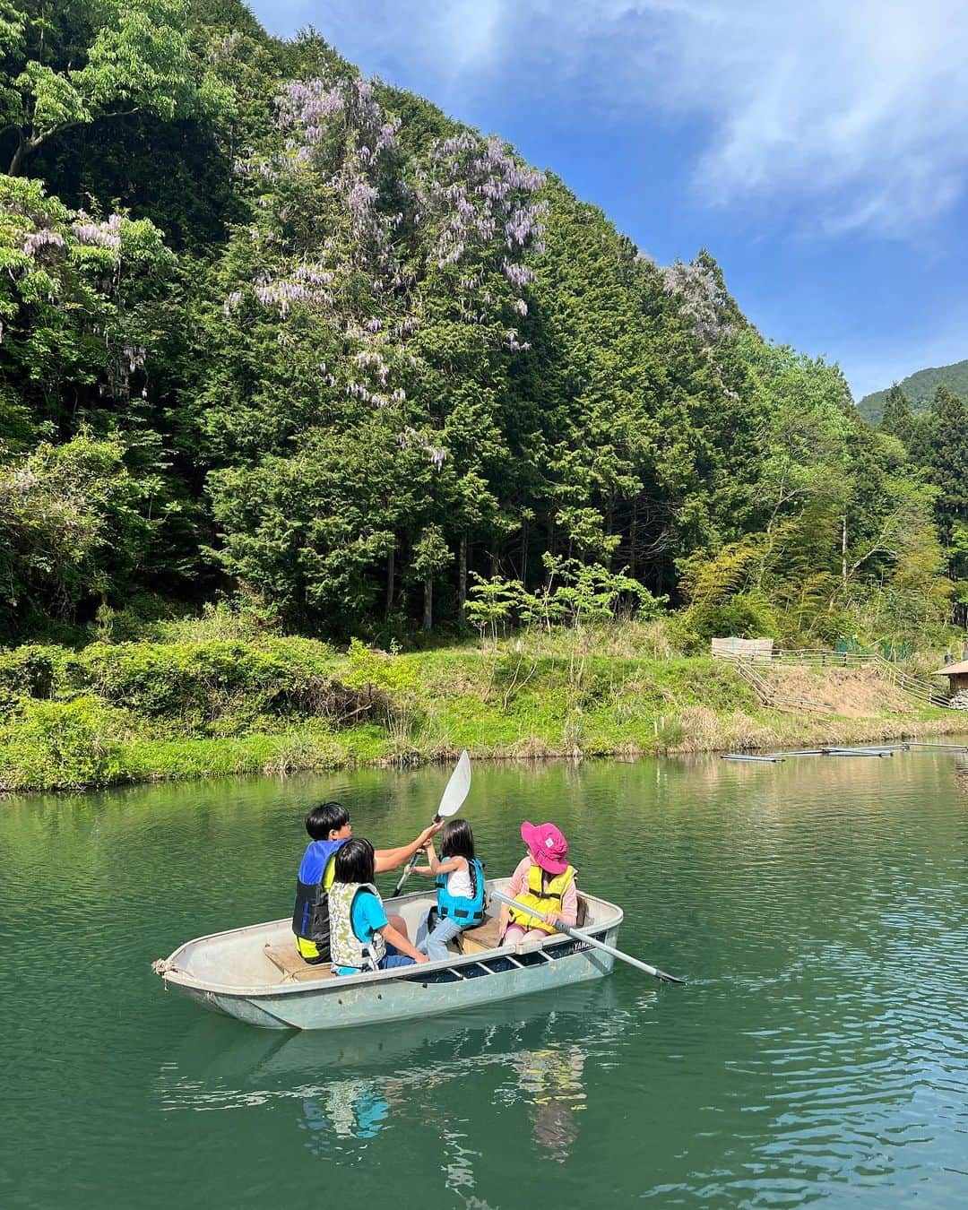 川畑ありささんのインスタグラム写真 - (川畑ありさInstagram)「GWのキャンプは丹波篠山へ🏕♡ キャンプ場としてはやってないねんけど、お友達に誘ってもらってクワモンペのオーナーさんのプライベートエリアで🏕💕  ヤギと遊んでブランコして森探検してボートして朝からずーーっと遊んでた🤭♡  朝はテントサウナして川にダイブしてこれまた最高やったし、オーナーさんが建てたお風呂も良すぎて♨️♡ また行きたいな~♡  昔からぶんちゃんが好きなことはアリサも好きになるし、ぶんちゃんが楽しいことはアリサも何でも一緒に楽しめてて🤭 逆も然り♡♡  ぶんちゃんに感謝いっぱいのGWでした😊🙏🏻♡ 今年も最高に楽しかった😆❤️  #クワモンペ#kuwamonpe #丹波篠山#キャンプ#ファミリーキャンプ#ファミキャン#グルキャン#camp#丹波篠山ランチ」5月20日 6時35分 - princess_arisa