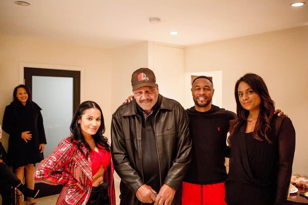 タンクのインスタグラム：「This particular Valentine’s Day i’m doing a show in LA. One of the people in charge of the show comes to my dressing room and says Jim Brown wants to meet you. I said WHO?? THEEEE JIM BROWN???? She said yes! We talked and shared some love. I’ve always loved his work and it surprised me that he knew mine..lol. All that to say i got to meet this giant of a human being and i’m thankful. We can only pray that our lives shake up the world the way yours did. Rest easy soldier..🙏🏾💙」