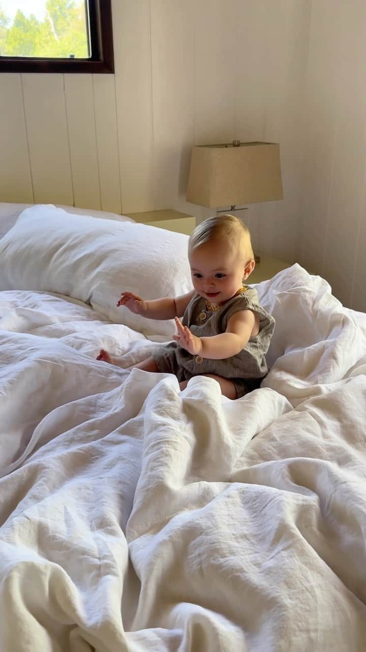 オレーシャ・ルーリンのインスタグラム：「34 seconds of our little one laughing and face planting … because as she was falling over it made me realize that we could all learn from her example. Falling over is natural and just how we learn… there is joy in the process. Thank you little dove for reminding your mommy to have more fun.」