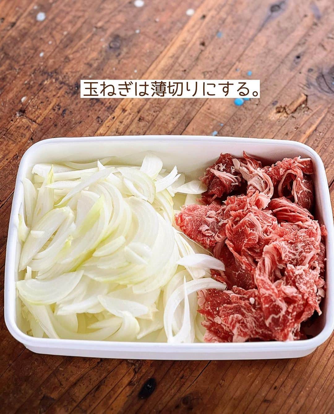 Mizuki【料理ブロガー・簡単レシピ】さんのインスタグラム写真 - (Mizuki【料理ブロガー・簡単レシピ】Instagram)「・頭が良くなるカレー🍛 ⁡ ［#レシピ ］ ーーーーーーーーーーーーーーーーーーー 頭が良くなる！？クイックトマトカレー ーーーーーーーーーーーーーーーーーーー ⁡ ⁡ ⁡ おはようございます☺️ ⁡ 今日ご紹介させていただくのは 頭が良くなる⁉️ \ クイックトマトカレー / ⁡ 昔テレビで見た ''頭が良くなるカレー'' ⁡ いつものカレーに トマトジュースを加えるだけで とっても簡単に作れます💕 カレースパイスのカルダモンと トマトジュースのリコピン効果で 脳への血流がアップして 活性化するそうですよ〜‼️ ⁡ これ、頭が良くなるかは置いといて🖐️ トマトジュースの適度な酸味で とってもおいしく仕上がります🤭 ⁡ 今回はお肉と玉ねぎだけですぐできる クイックカレーにしてみましたので よかったらお試しくださいね💕 ⁡ ⁡ ⁡ 💬💬💬 謎の暮らしアカウント作りました🏠 変なライブはこっちでやってます🤫 →(@mizuki_kurashi ) ⁡ ⁡ 【簡単・時短・節約レシピ更新中🔻】 @mizuki_31cafe ⁡ ⁡ ⁡ ＿＿＿＿＿＿＿＿＿＿＿＿＿＿＿＿＿＿＿ 【4人分くらい】 牛(又は豚)薄切り肉...200g 玉ねぎ...1 1/2個 サラダ油...小2 ⚫︎水...300ml ⚫︎トマトジュース(無塩)...300ml カレールー...80g ごはん...適量 ⁡ 1.玉ねぎは薄切りにする。 2.フライパンに油を中火で熱し、肉と玉ねぎを炒める。肉の色が変わったら⚫︎を加え、煮立ったら蓋をして5分煮る。 3.弱火にし、ルーを加えて溶かし、とろみが付くまで少し煮る。 4.器にごはんを盛り、3をかける。 ￣￣￣￣￣￣￣￣￣￣￣￣￣￣￣￣￣￣￣ ⁡ ⁡ 《ポイント》 ♦︎今回は水とトマトのジュースを1：1の割合で加えました♩全量トマトジュースにしてもおいしいです♩ ♦︎お肉は牛こま、牛バラ、豚こま、豚バラがおすすめです！鶏肉も小さめに切ればレシピ通りの煮込み時間で火が通ります♩ ♦︎玉ねぎ［1 1/2］=［1個半］です！ ♦︎カレールーの種類によって分量は調節してください☆今回はゴールデンカレーの中辛を使用しました♩ ♦︎仕上げに普段のカレーに加えている(隠し味的な)調味料を加えていただいても♩  ♦︎当時テレビでは、生のトマトやトマト缶ではなく、繊維が壊れているトマトジュースだからこそ効果がある！！と言っていました♩ ⁡ ⁡ ⁡ ⁡ ⁡ ⁡ 𖤣𖥧𖥣𖡡𖥧𖤣✨ 愛用している調理器具や器などは #楽天ROOMに載せてます ‎𐩢𐩺 (ハイライトから飛べます🛍) ⁡ ⁡ ⁡ ⁡ ⁡ ⁡ 🔶全国の書店・ネット書店で発売中🔶 ⁡ ✼••┈┈┈┈┈••✼••┈┈┈┈┈••✼ 今日のごはんこれに決まり！ ‎𓊆#Mizukiのレシピノート 500品𓊇 ✼••┈┈┈┈┈••✼••┈┈┈┈┈••✼ ⁡ ˗ˏˋ おかげさまで25万部突破 ˎˊ˗ 料理レシピ本大賞準大賞を受賞しました🙇‍♀️ ⁡ 6000点の中からレシピを厳選し まさかの【500レシピ掲載】❣️ 肉や魚のメインおかずはもちろん 副菜、丼、麺、スープ、お菓子 ハレの日のレシピ、鍋のレシピまで 全てこの一冊で完結𓌉◯𓇋✨ ⁡ ⁡ ⁡ ⁡ ✼••┈┈┈••✼••┈┈┈••✼ Mizukiのカンタン手作り   𓊆 #3時のおやつ 𓊇 ✼••┈┈┈••✼••┈┈┈••✼ ⁡ 『3分クッキング』で連載中の 「Mizukiのカンタン手作り」 ‎4年分のおやつが1冊になりました！ ❝オーブンなしで❞ 身近な材料と道具でできる 簡単、手軽なおやつを80品🍪 ⁡ ⁡ ⁡ ⁡ ⁡ #頭が良くなるカレーm #頭が良くなるカレー #カレー #ランチ #カレーライス #カレーレシピ #トマトレシピ #トマトジュース #節約料理 #簡単料理  #時短料理 #料理 #mizukiレシピ  #アルモンデ #時短レシピ #節約レシピ #簡単レシピ」5月20日 6時50分 - mizuki_31cafe