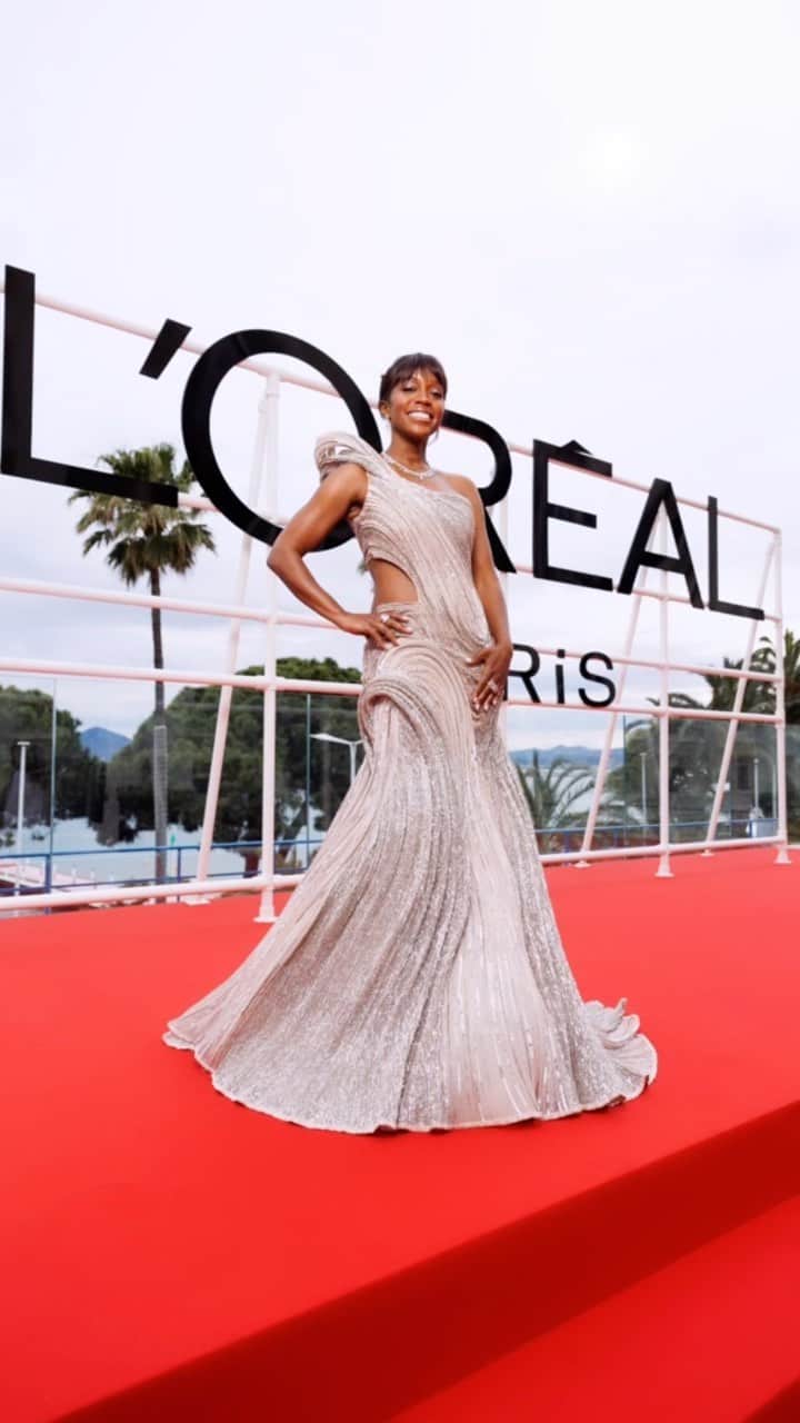 アジャ・ナオミ・キングのインスタグラム：「Another Incredible experience at Cannes ♥️ So much love to my @lorealparis family for making all of this possible!  Hair @stephanelancien  Make Up @famidamua  Styling #waymanandmicah wearing this stunning @gauravguptaofficial gown  #cannesfilmfestival #lorealparis #worthit」